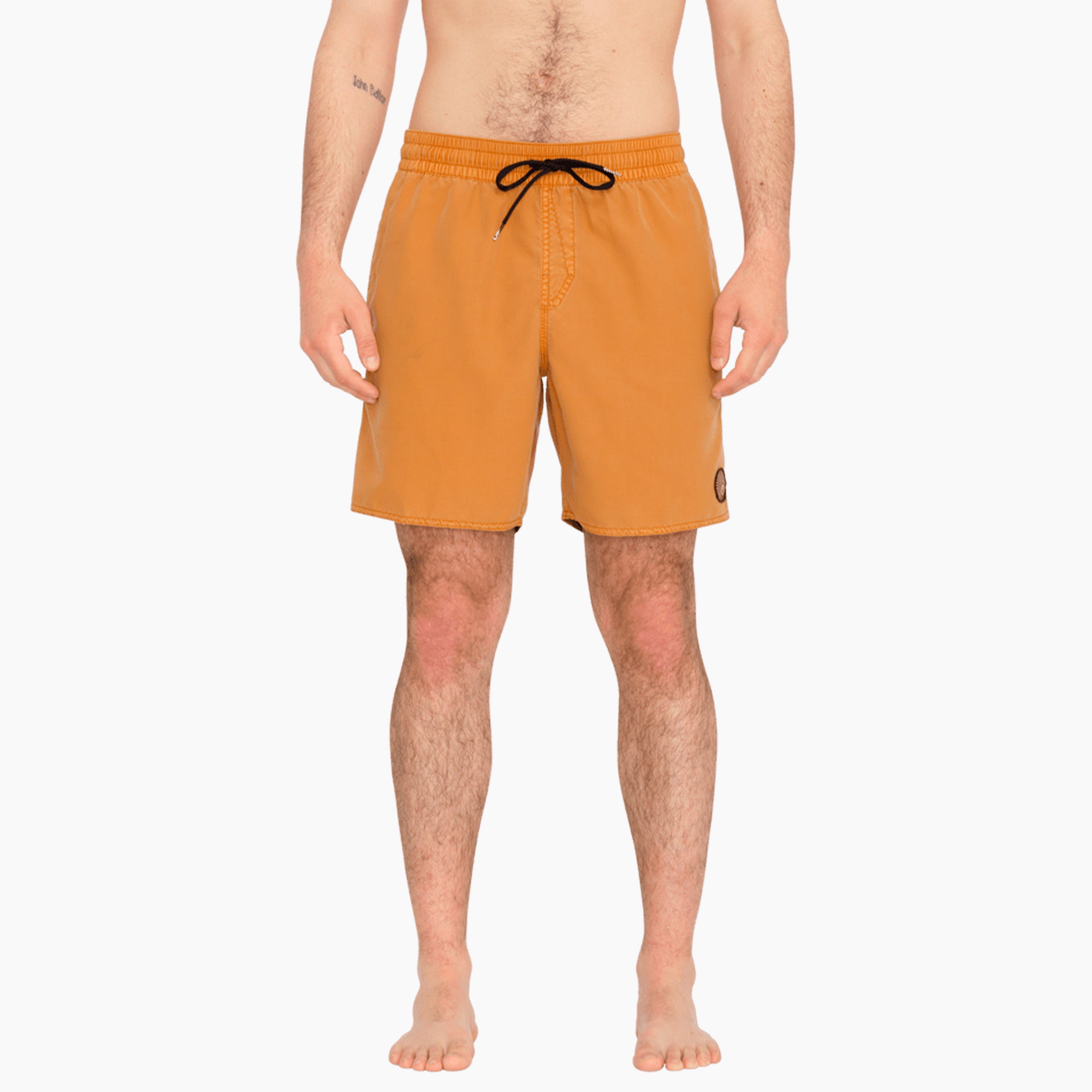 Bañador Hombre | Este bañador presenta una silueta ligeramente más corta y una nueva cinturilla elástica para un diseño cómodo. Incluye estiramiento mecánico bidireccional para mayor movilidad, bolsillos laterales para las manos y un bolsillo de parche con solapa trasera.