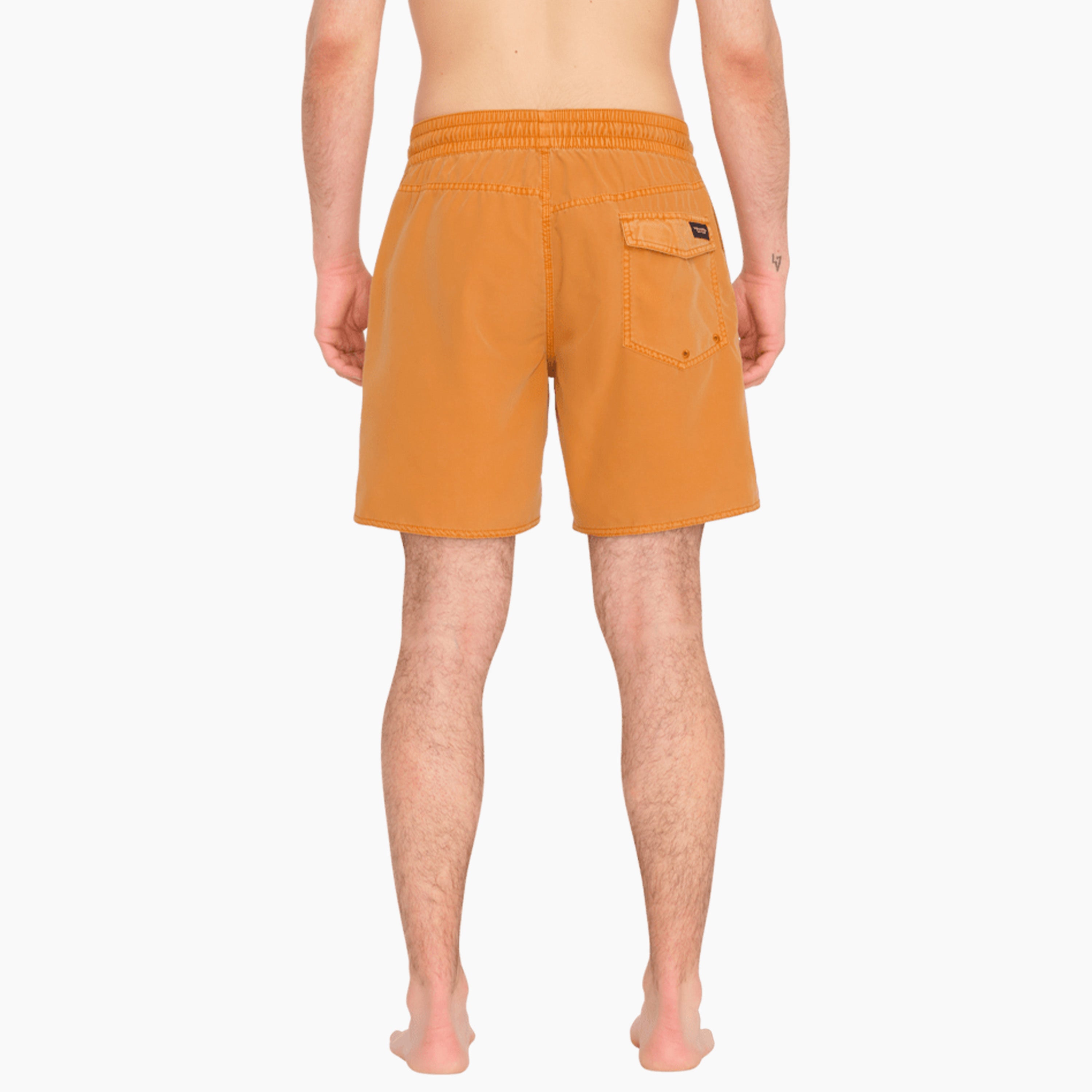 Bañador Hombre | Este bañador presenta una silueta ligeramente más corta y una nueva cinturilla elástica para un diseño cómodo. Incluye estiramiento mecánico bidireccional para mayor movilidad, bolsillos laterales para las manos y un bolsillo de parche con solapa trasera.