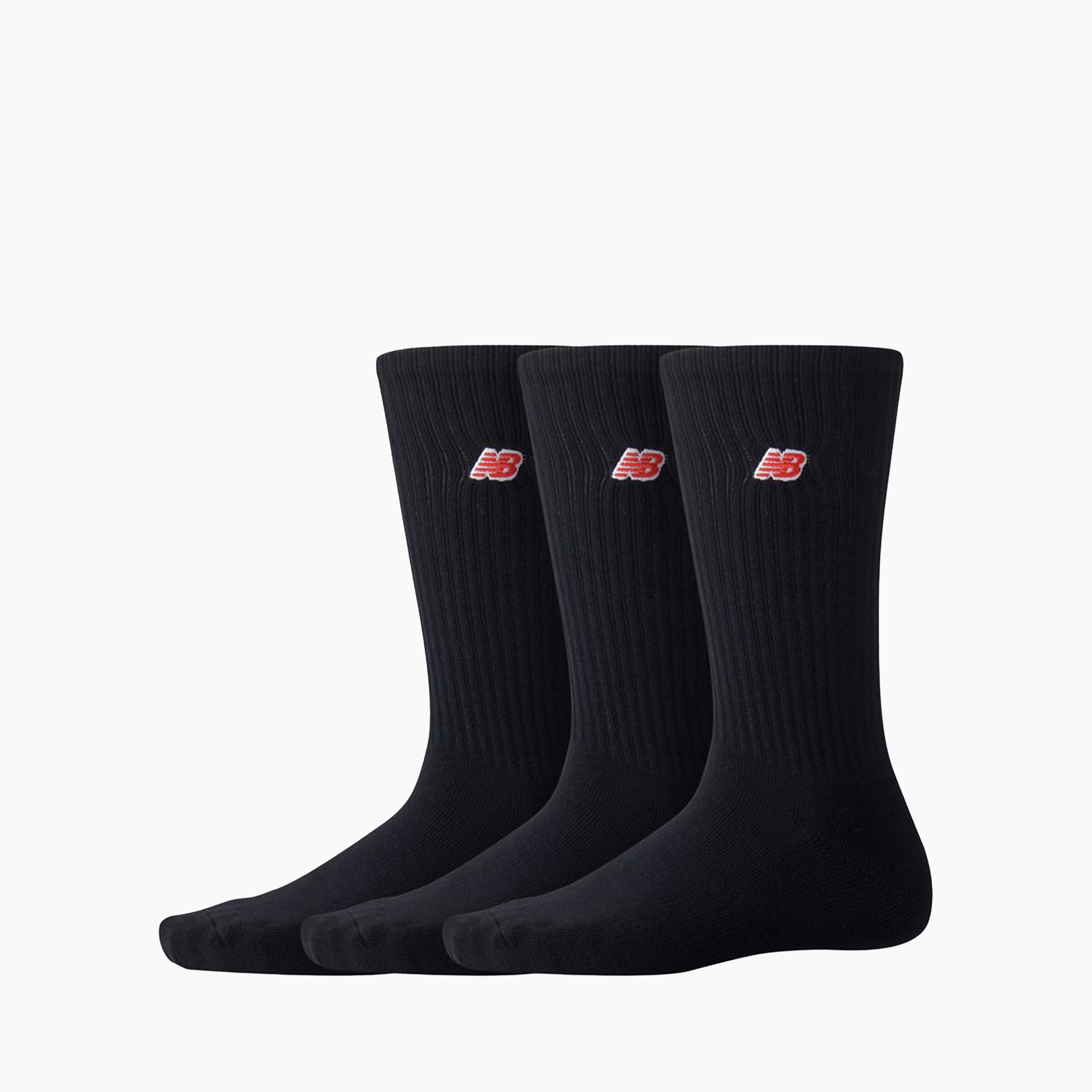 Calcetines de running para Hombre y Mujer de New Balance Negros | Estos calcetines para running están fabricados en algodón, tienen la plantilla acolchada y son muy cómodos para cada día. Presentan un bonito bordado en rojo que aportan el estilo característico de New Balance. Paquete de 3 calcetines.