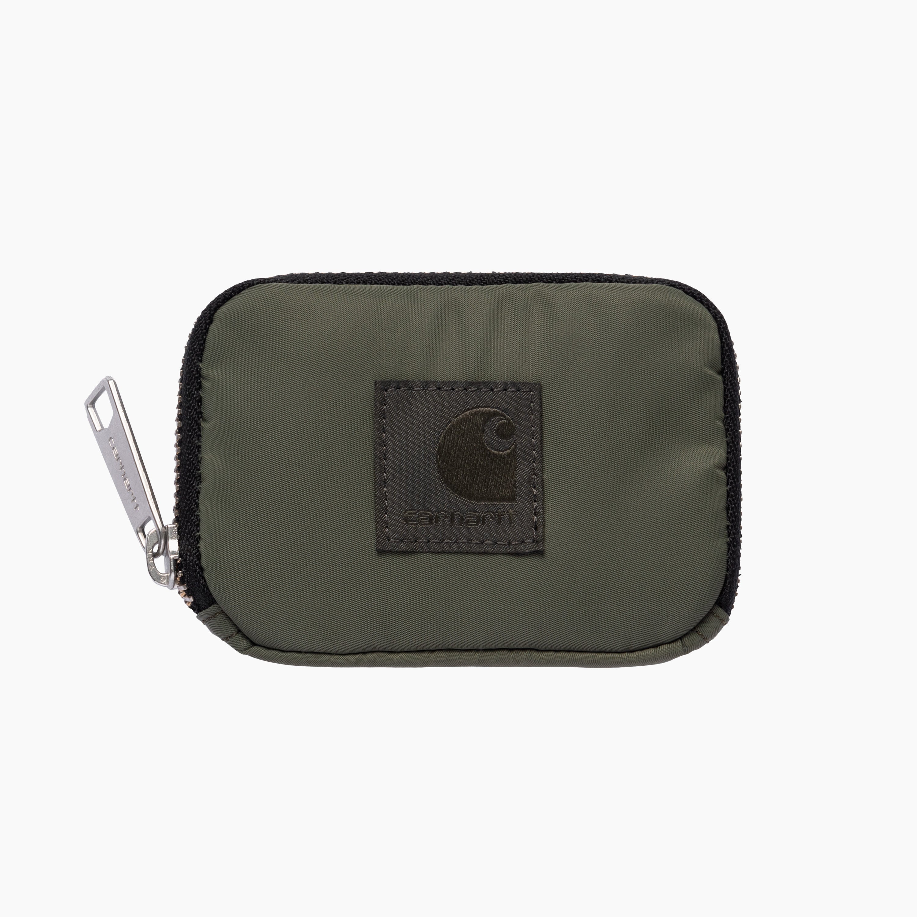 Carteras Carhartt | La Otley Wallet está confeccionada con sarga de nailon de peso medio. Cuenta con un forro acolchado además de un bolsillo para monedas con cremallera y dos ranuras para tarjetas. Una etiqueta cuadrada tonal completa su diseño.