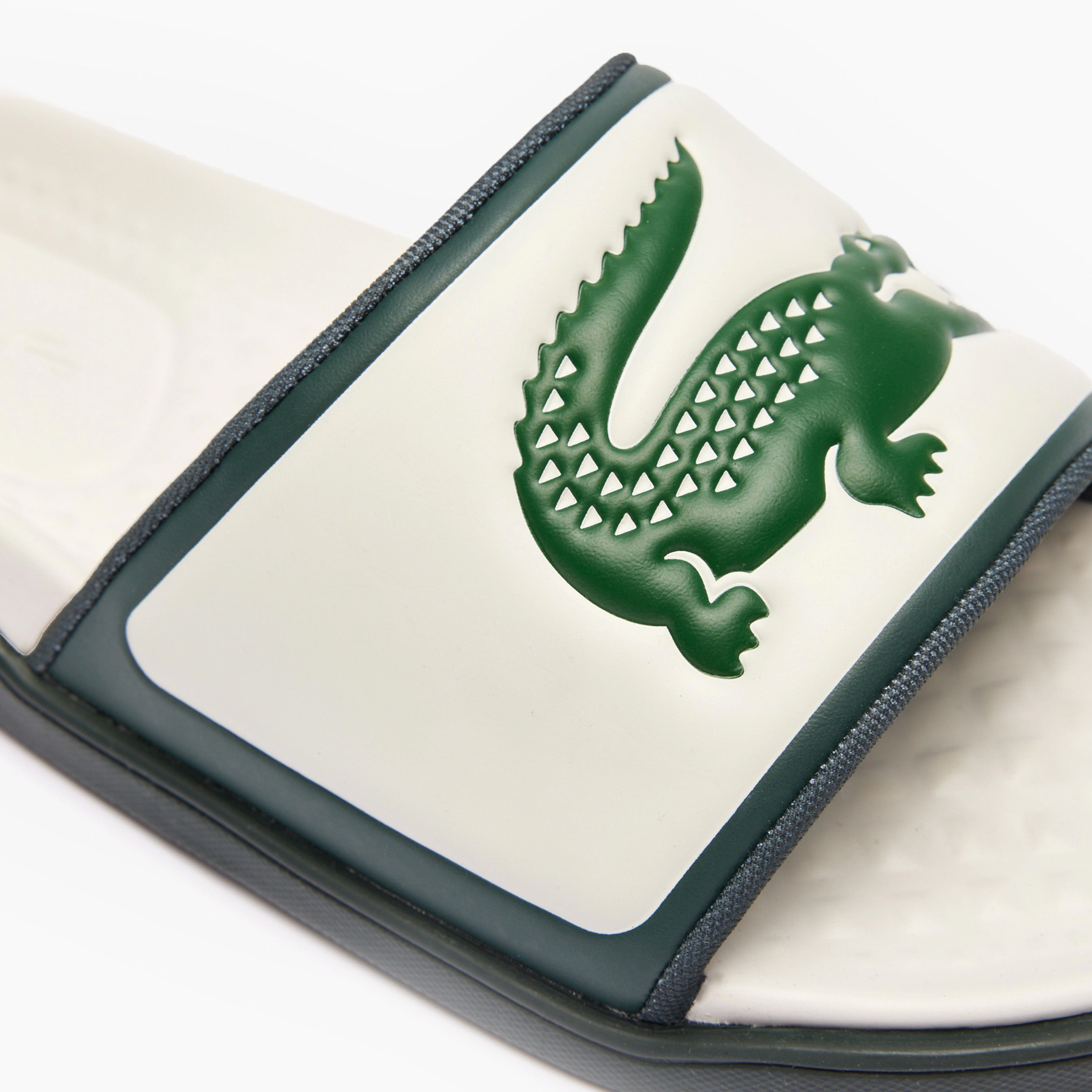 Chanclas Lacoste | Chanclas Lacoste Hombre | Las Serve Slide cuentan con una suela de doble densidad fabricada a partir de una plantilla blanda para garantizar la comodidad bajo los pies, mientras que la tira moldeada está recubierta de espuma. Forro fabricado con una suave malla y diseño se completa con el emblemático cocodrilo.