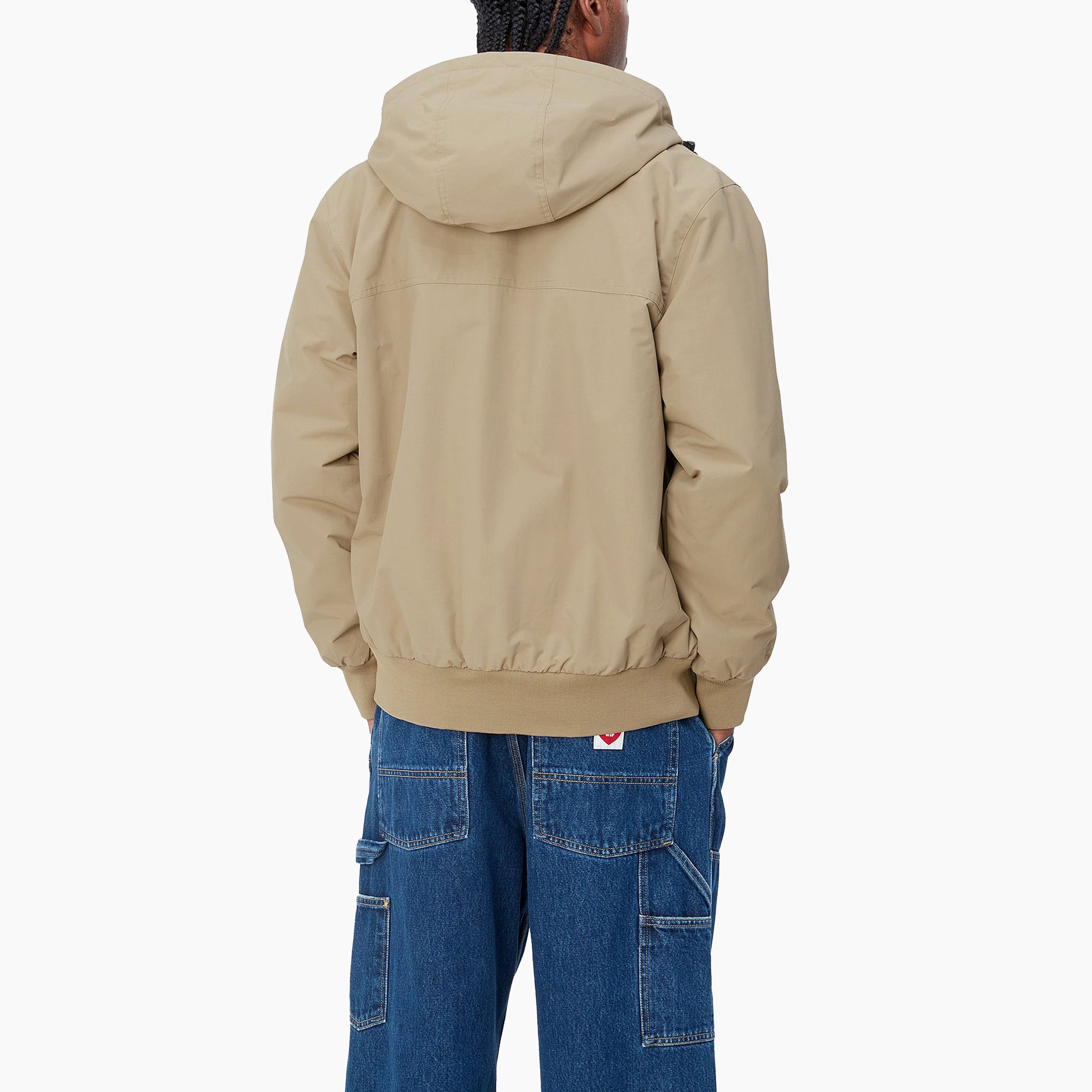 La sail jacket es una chaqueta ligera con capucha, confeccionada con tejido Nylon Supplex repelente al agua. La chaqueta presenta un forro polar, puños y banda inferior de punto acanalado, además de una capucha con cordón. Ajuste regular. | Chaqueta Carhartt | Chaqueta Carhartt Hombre