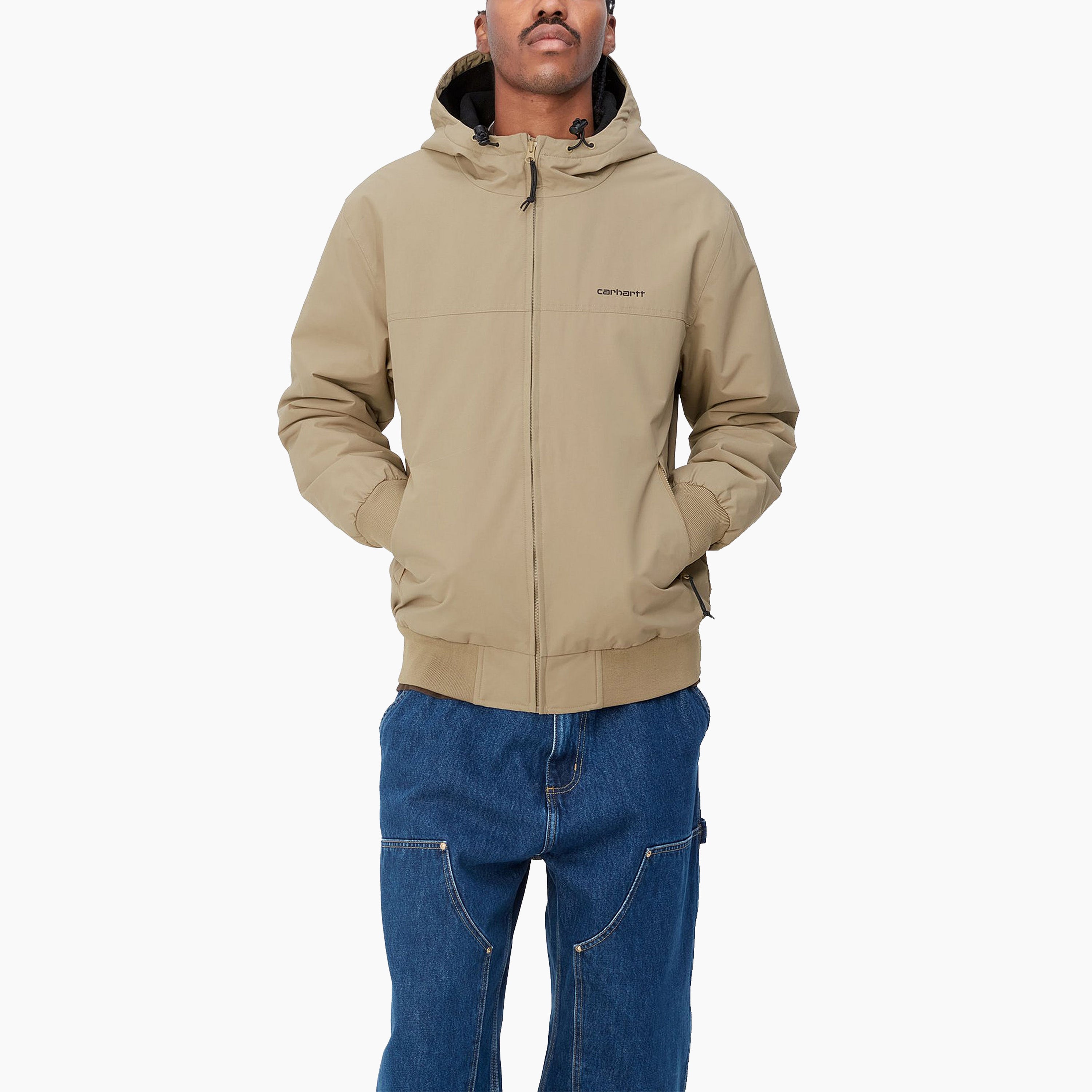 La sail jacket es una chaqueta ligera con capucha, confeccionada con tejido Nylon Supplex repelente al agua. La chaqueta presenta un forro polar, puños y banda inferior de punto acanalado, además de una capucha con cordón. Ajuste regular. | Chaqueta Carhartt | Chaqueta Carhartt Hombre