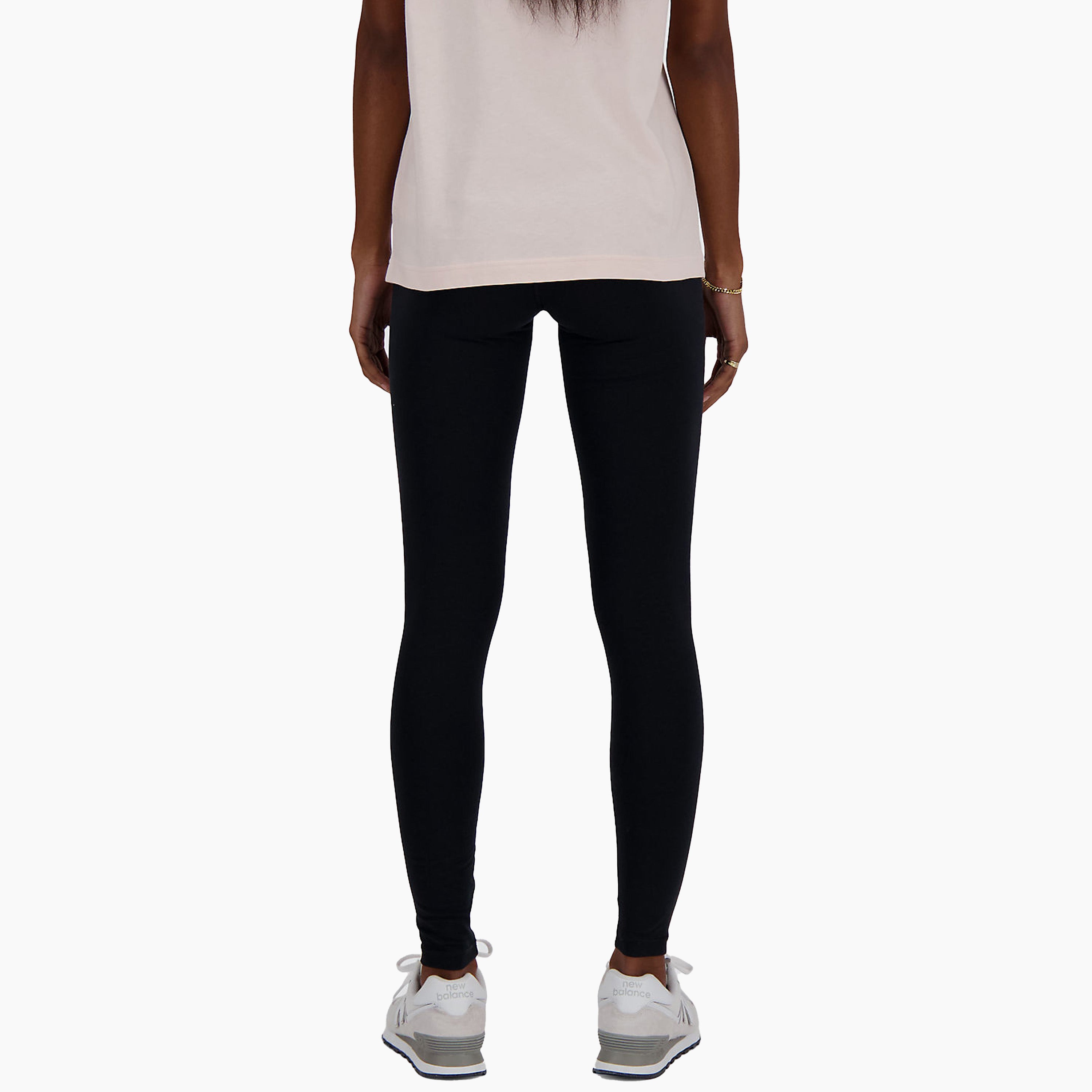 Leggins para Mujer Negros de New Balance | Este leggin de tiro alto es perfecto para el gimnasio, para el aire libre e incluso para viajar. Comodidad en todo momento gracias a su composición de algodón y spandex.