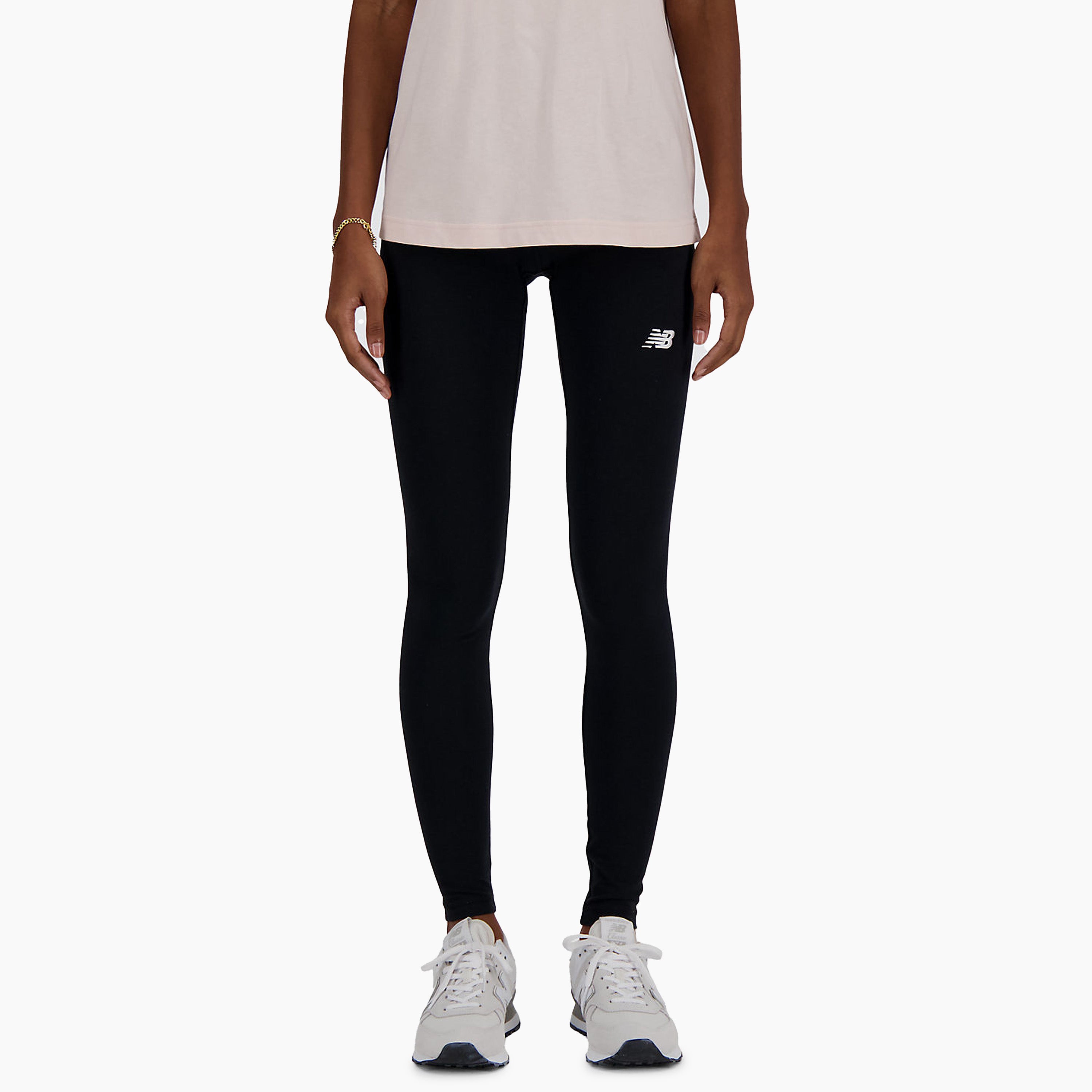 Leggins para Mujer Negros de New Balance | Este leggin de tiro alto es perfecto para el gimnasio, para el aire libre e incluso para viajar. Comodidad en todo momento gracias a su composición de algodón y spandex.