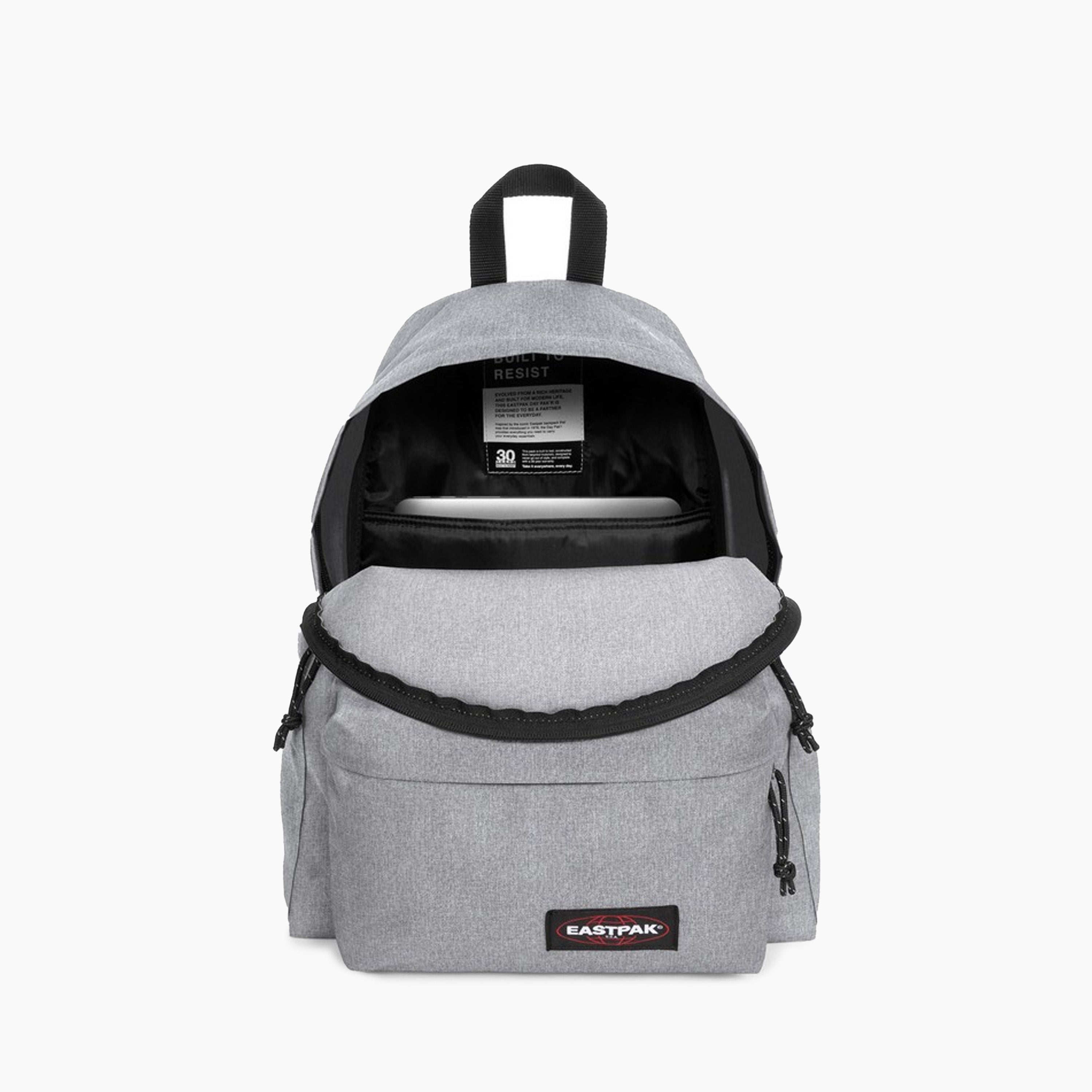 Mochila Eastpak Gris | Mochila Eastpak | <p style="text-align: justify;">Mochila ideal para el día a día. Inspirada en el clásico modelo icónico pero reinventada para una mayor adaptación a la vida moderna. Fabricada con 100% de materiales reciclados. Correas acolchadas