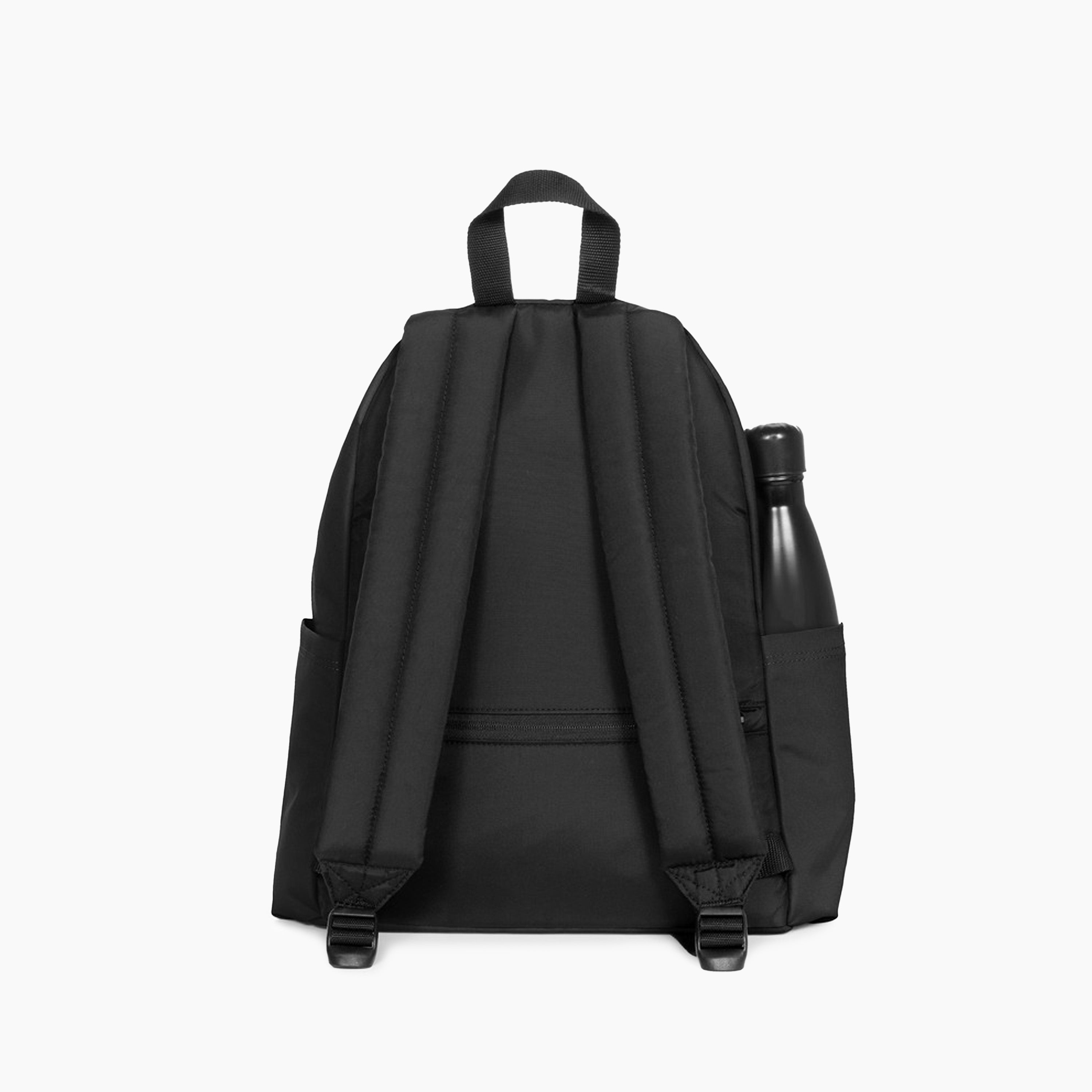 Mochila Eastpak Negra | Mochila ideal para el día a día. Inspirada en el clásico modelo icónico pero reinventada para una mayor adaptación a la vida moderna. Fabricada con 100% de materiales reciclados. Correas acolchadas. 