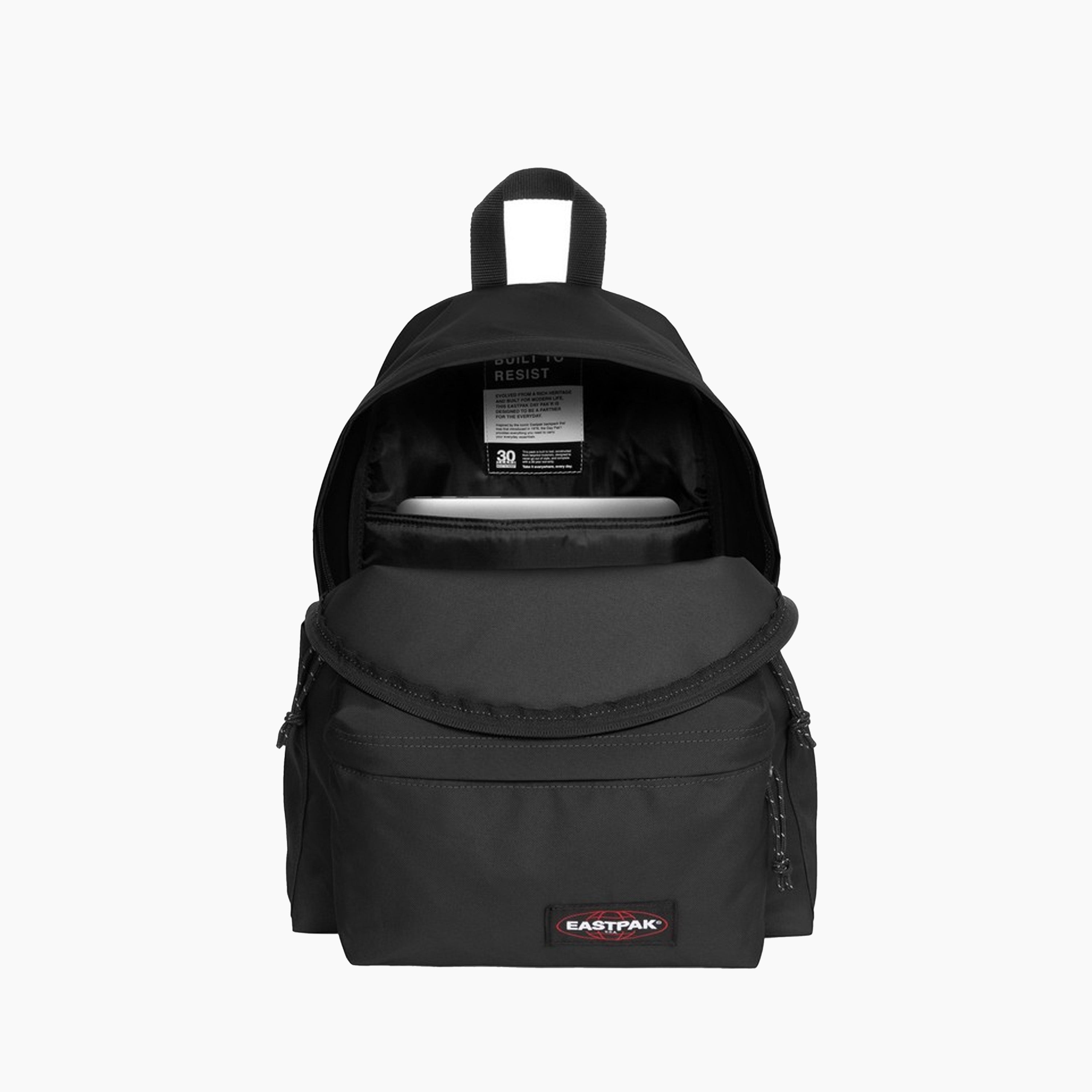 Mochila Eastpak Negra | Mochila ideal para el día a día. Inspirada en el clásico modelo icónico pero reinventada para una mayor adaptación a la vida moderna. Fabricada con 100% de materiales reciclados. Correas acolchadas. 