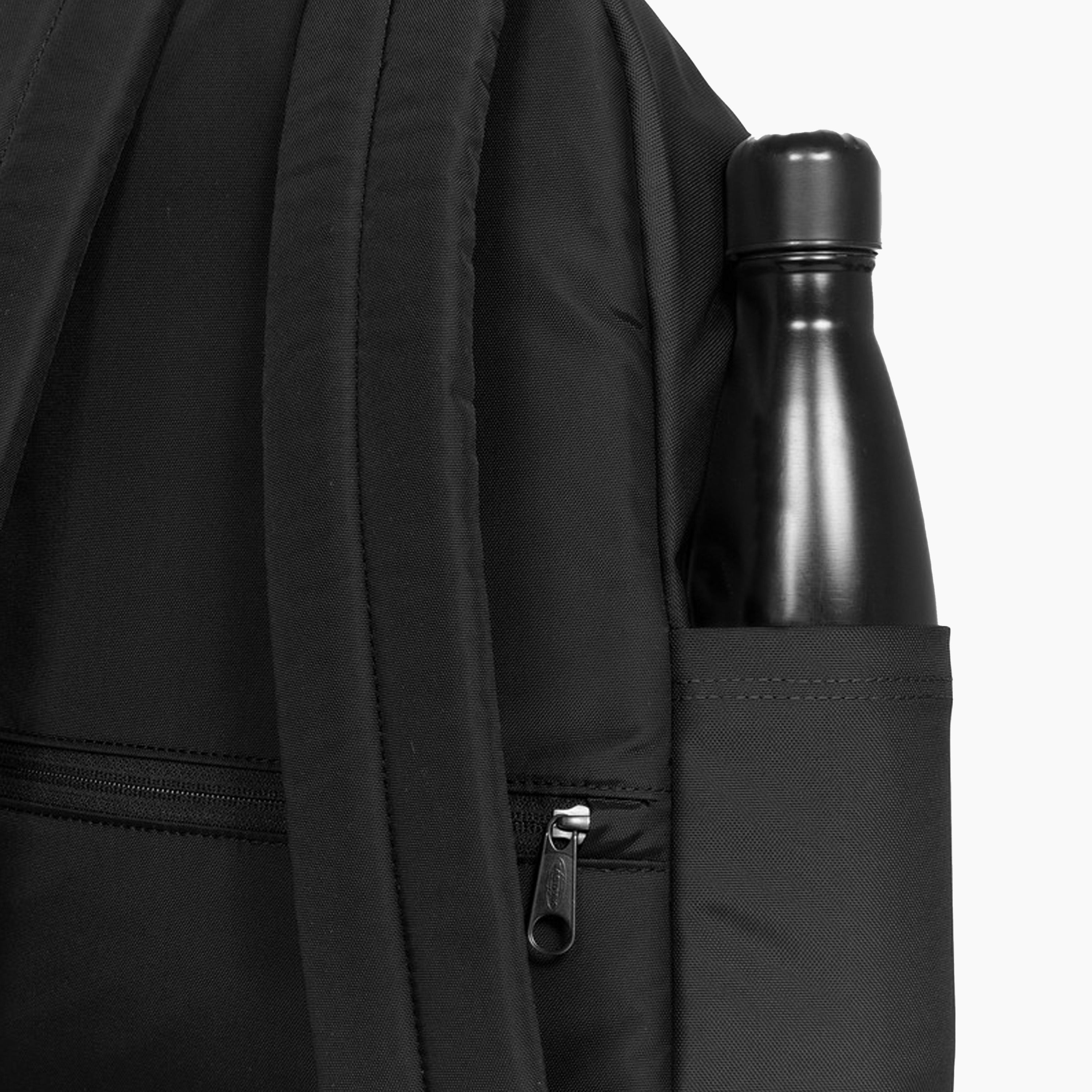 Mochila Eastpak Negra | Mochila ideal para el día a día. Inspirada en el clásico modelo icónico pero reinventada para una mayor adaptación a la vida moderna. Fabricada con 100% de materiales reciclados. Correas acolchadas. 