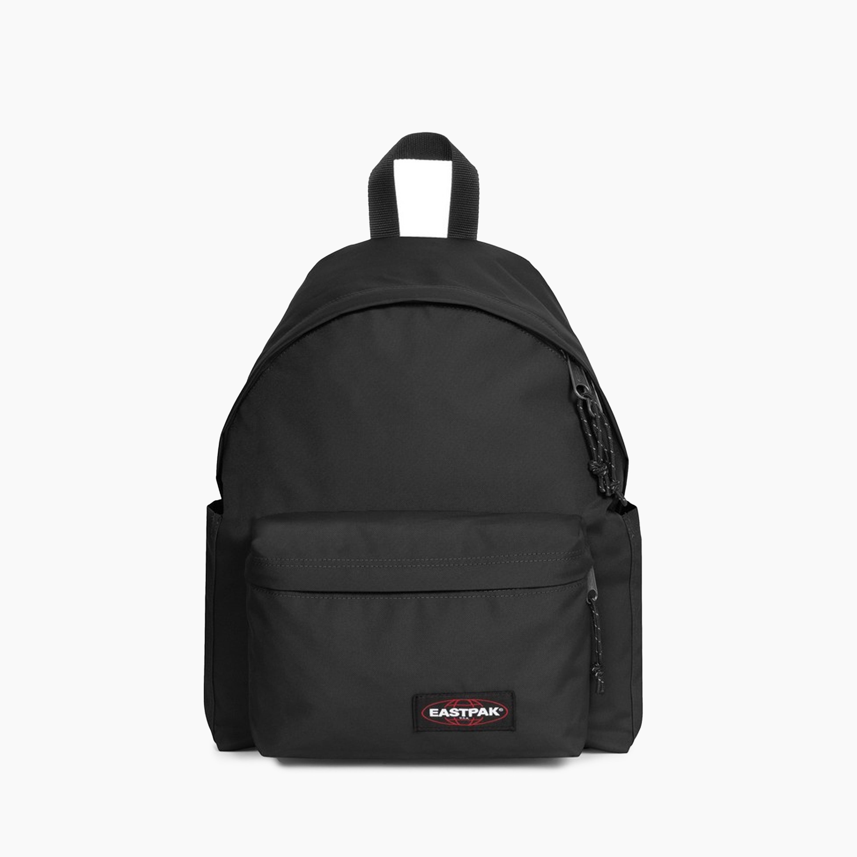 Mochila Eastpak Negra | Mochila ideal para el día a día. Inspirada en el clásico modelo icónico pero reinventada para una mayor adaptación a la vida moderna. Fabricada con 100% de materiales reciclados. Correas acolchadas. 
