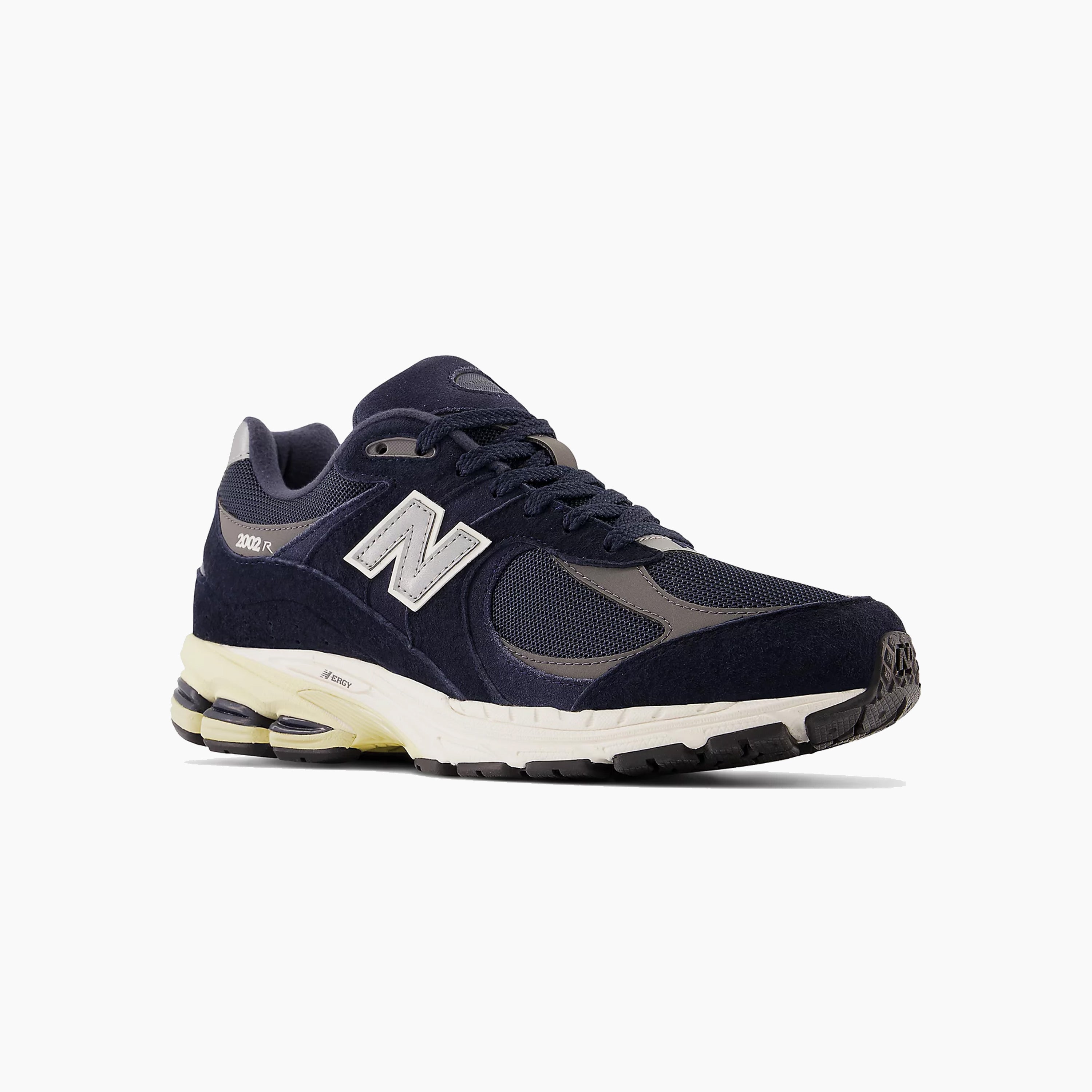 New Balance 2002r para Mujer una sneaker inspirada en la zapatilla de correr de los 2000 que ha evolucionado para convertirse en uno de los modelos de New Balance más amados por tod@s amantes de la marca, disponible también para Hombre | M2002RCA - New Balance 2002r.