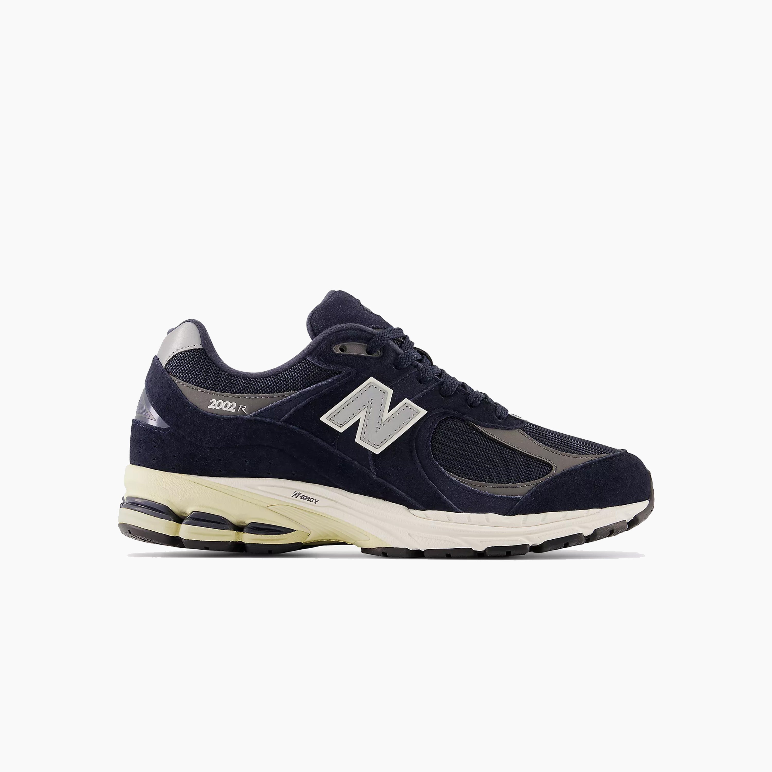 New Balance 2002r para Mujer una sneaker inspirada en la zapatilla de correr de los 2000 que ha evolucionado para convertirse en uno de los modelos de New Balance más amados por tod@s amantes de la marca, disponible también para Hombre | M2002RCA - New Balance 2002r.