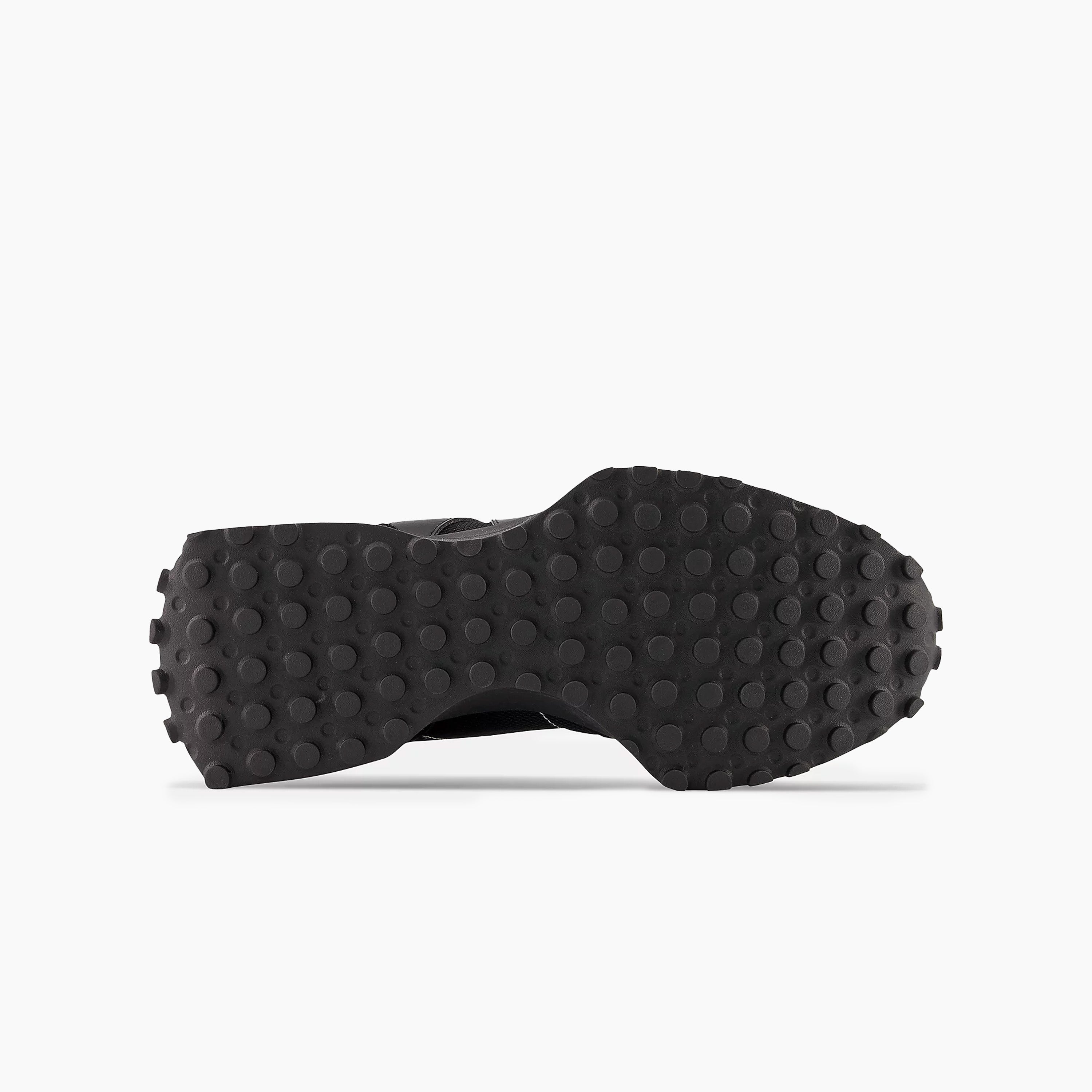 New Balance 327 | New Balance 327 Hombre | New Balance 327 Negro | A medida que se popularizó el running como actividad de ocio en los 70, el calzado running dejó atrás su sencilla existencia y empezó a apostar por el rendimiento. La 327 supone un hito en los 70 en lo que respecta la innovación al transgredir los elementos clásicos, dotándolos de un aspecto contemporáneo. La mayoría de personas elige medio número menos.