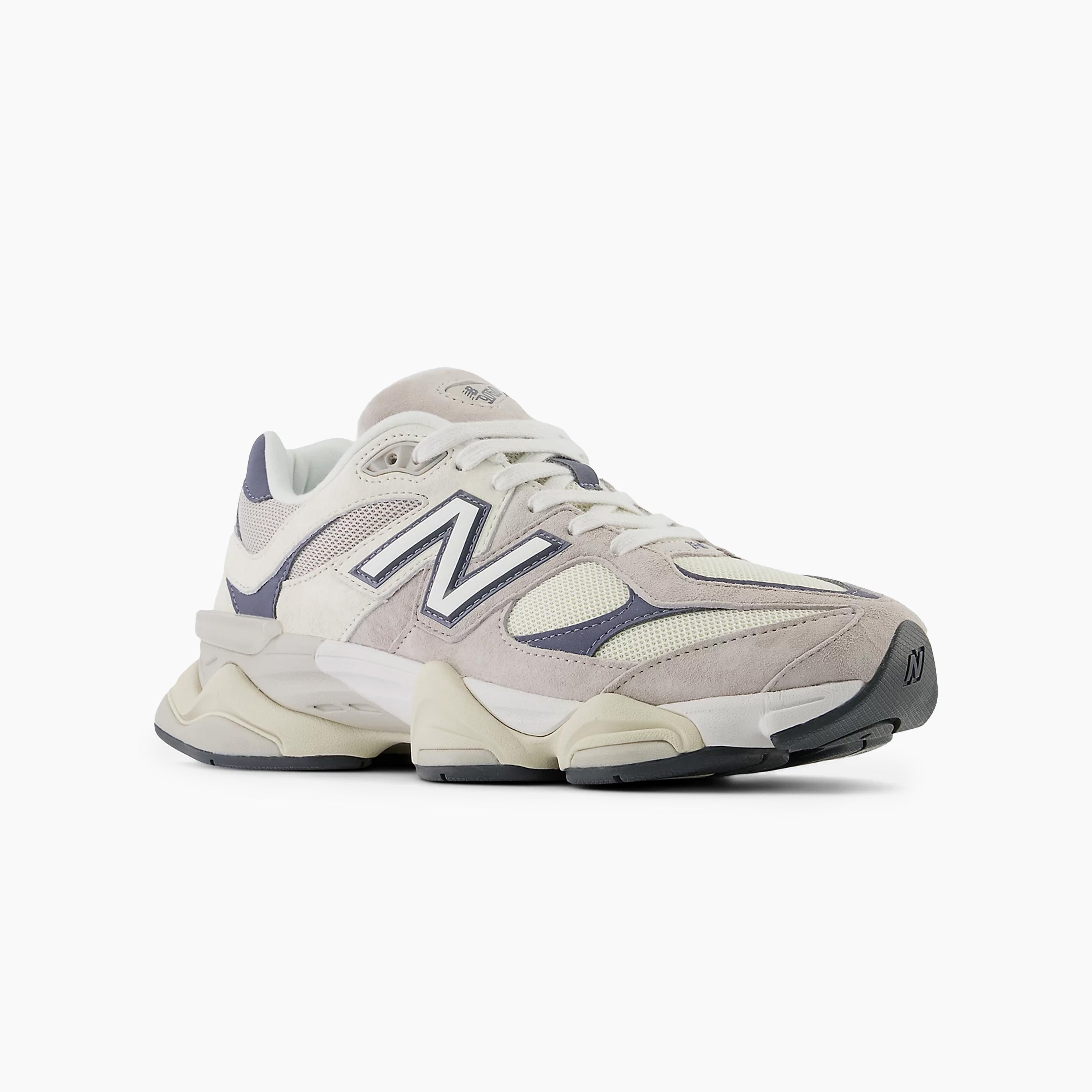 New Balance 9060 para Mujer Grey & Blue | La 9060 es la nueva expresión de estilo estilizado y el diseño innovador de la serie 99x clásica. La 9060 reinterpreta elementos conocidos de la 99x con una sensibilidad transformada que se inspira en la técnica visible y futurista de los 2000. Comodidad garantizada en cada paso.