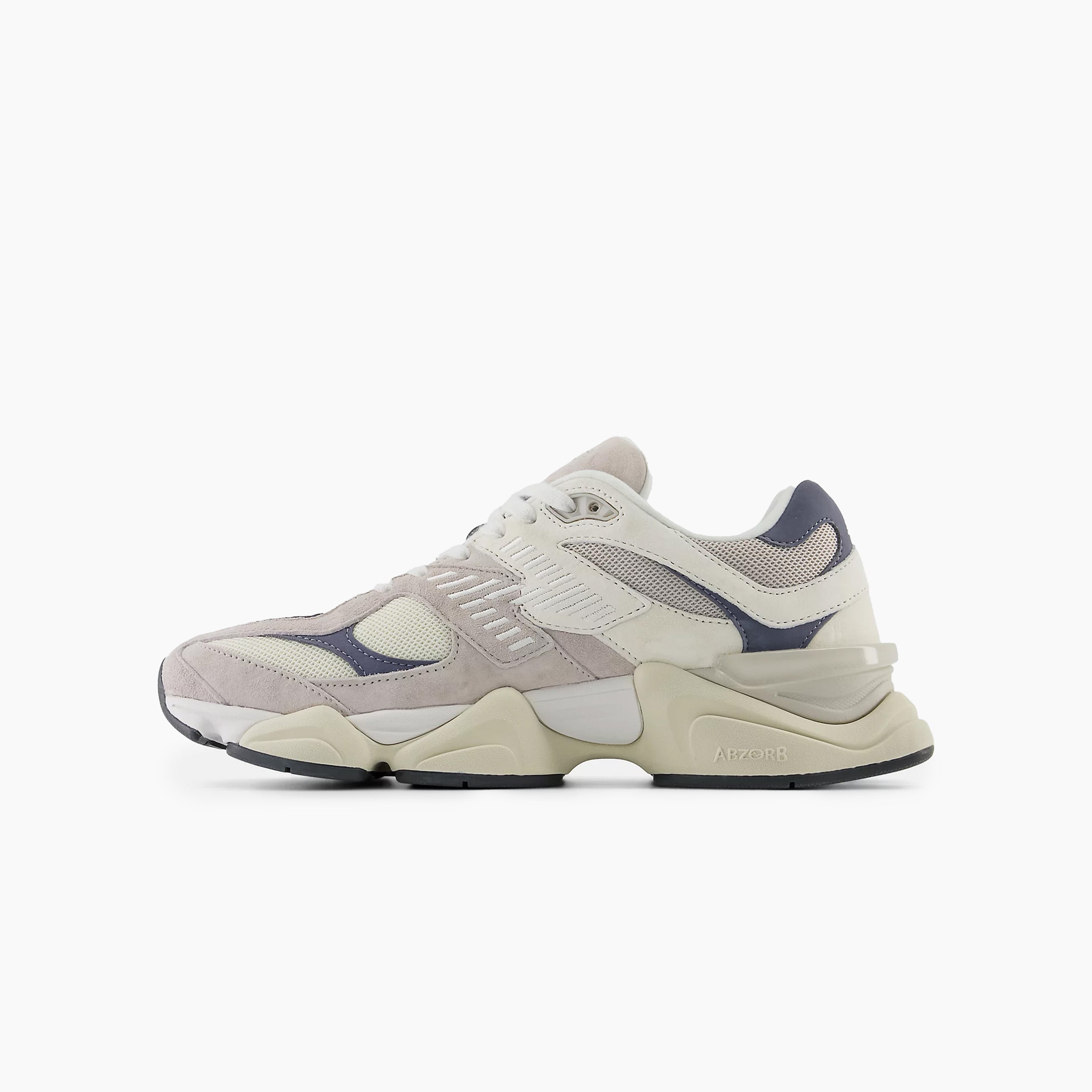 New Balance 9060 para Mujer Grey & Blue | La 9060 es la nueva expresión de estilo estilizado y el diseño innovador de la serie 99x clásica. La 9060 reinterpreta elementos conocidos de la 99x con una sensibilidad transformada que se inspira en la técnica visible y futurista de los 2000. Comodidad garantizada en cada paso.