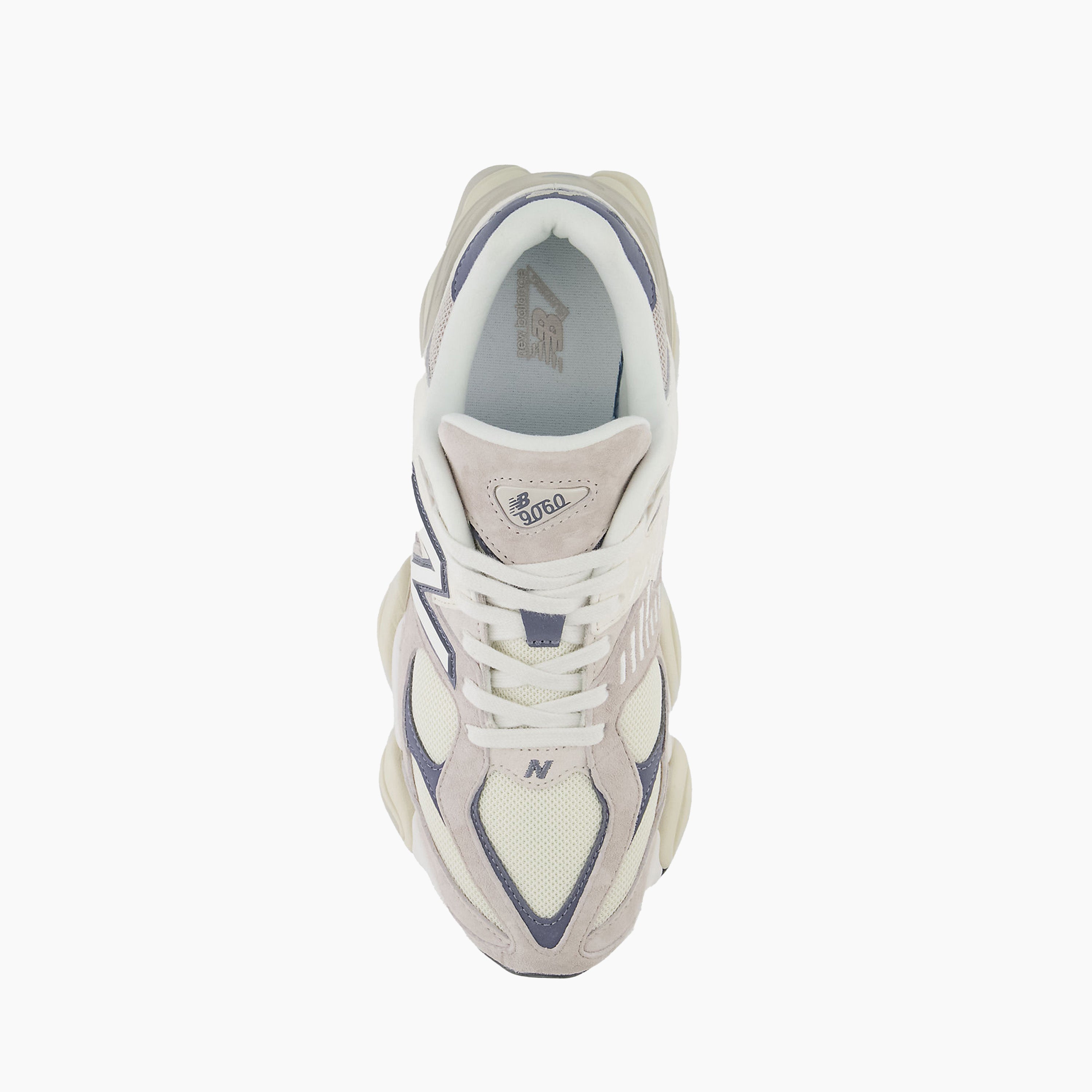 New Balance 9060 para Mujer Grey & Blue | La 9060 es la nueva expresión de estilo estilizado y el diseño innovador de la serie 99x clásica. La 9060 reinterpreta elementos conocidos de la 99x con una sensibilidad transformada que se inspira en la técnica visible y futurista de los 2000. Comodidad garantizada en cada paso.