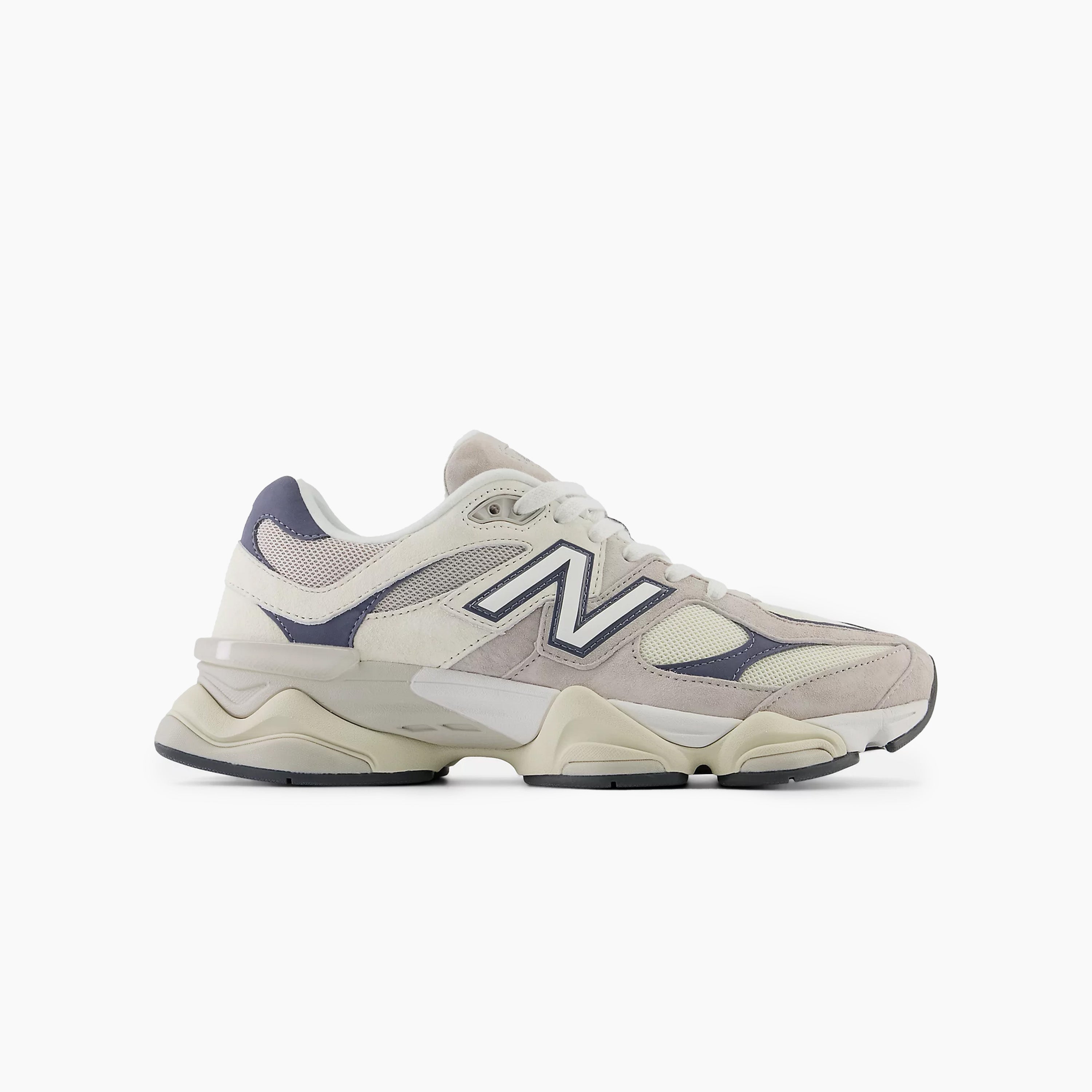 New Balance 9060 para Mujer Grey & Blue | La 9060 es la nueva expresión de estilo estilizado y el diseño innovador de la serie 99x clásica. La 9060 reinterpreta elementos conocidos de la 99x con una sensibilidad transformada que se inspira en la técnica visible y futurista de los 2000. Comodidad garantizada en cada paso.