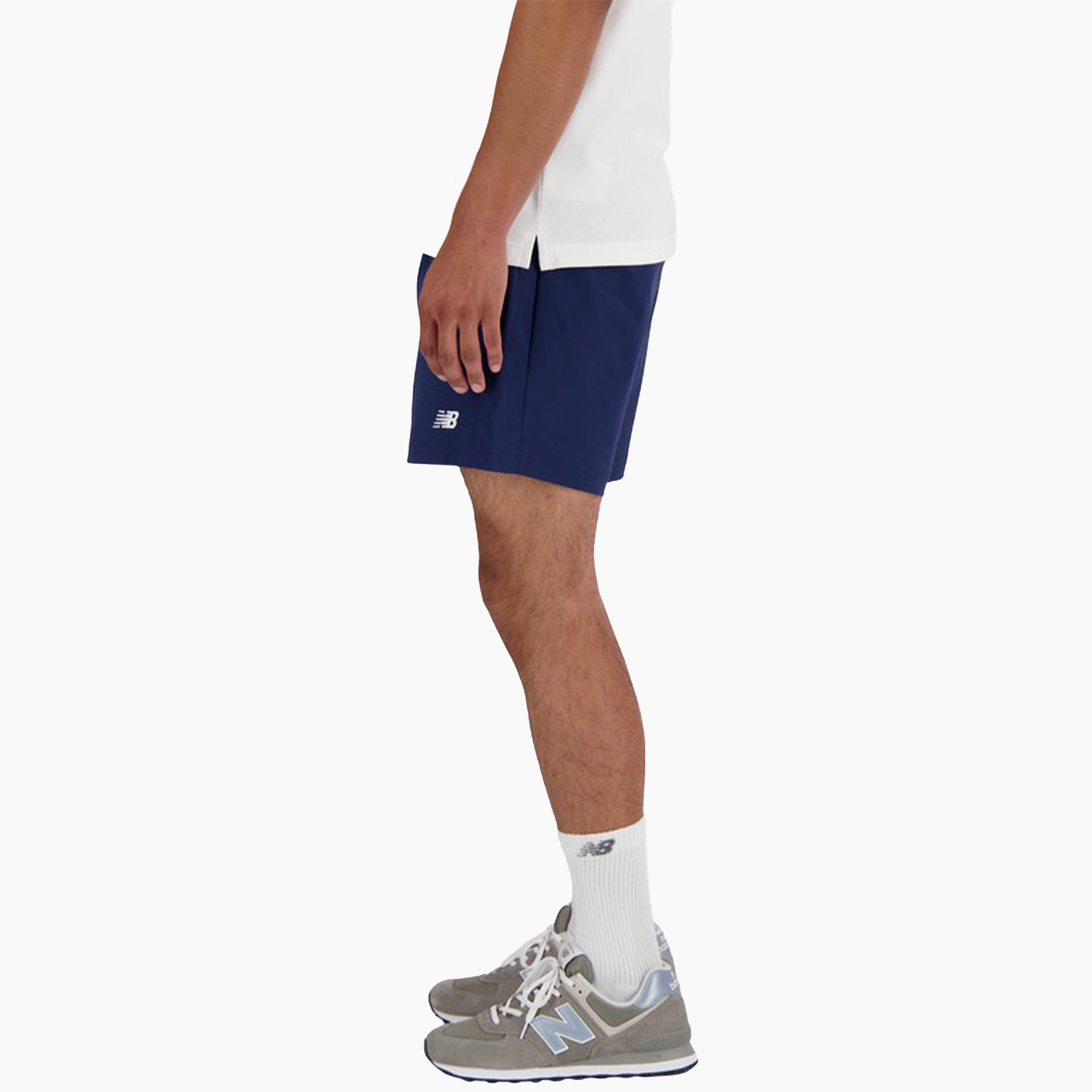 Pantalones Cortos New Balance | Pantalón corto deportivo para hombre de tejido elástico, presenta un ajuste estándar para mayor comodidad. Ajuste estándar diseñado para no ceñirse al cuerpo. Logo bordado.