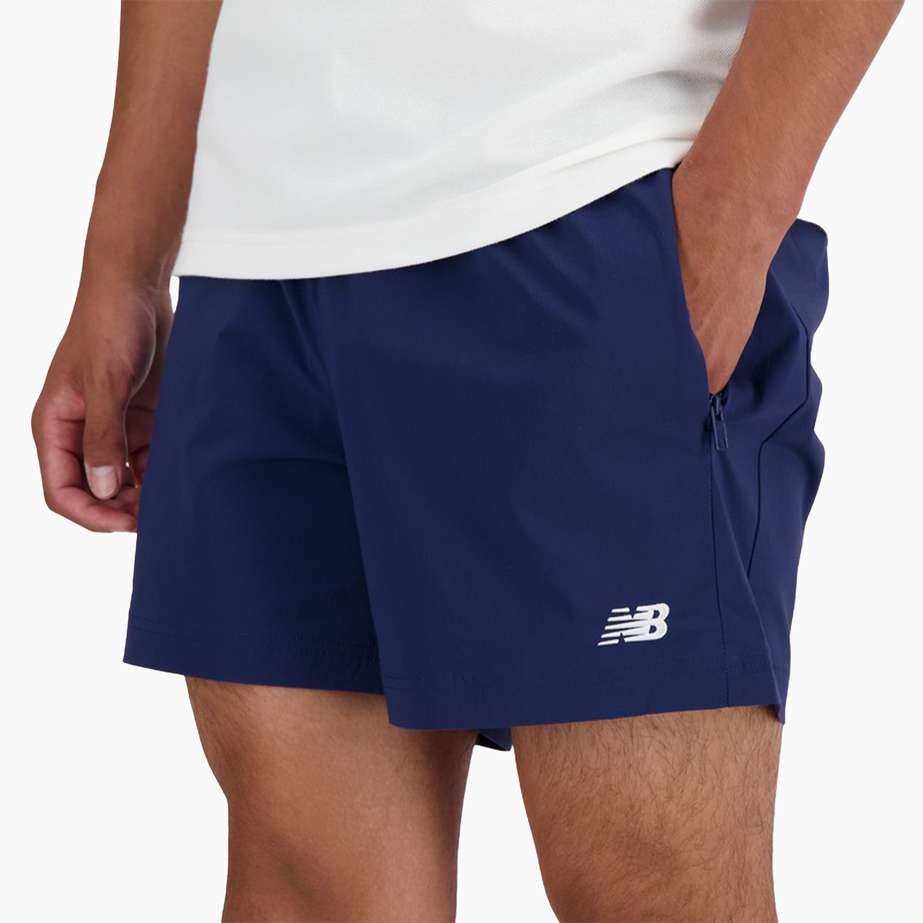 Pantalones Cortos New Balance | Pantalón corto deportivo para hombre de tejido elástico, presenta un ajuste estándar para mayor comodidad. Ajuste estándar diseñado para no ceñirse al cuerpo. Logo bordado.