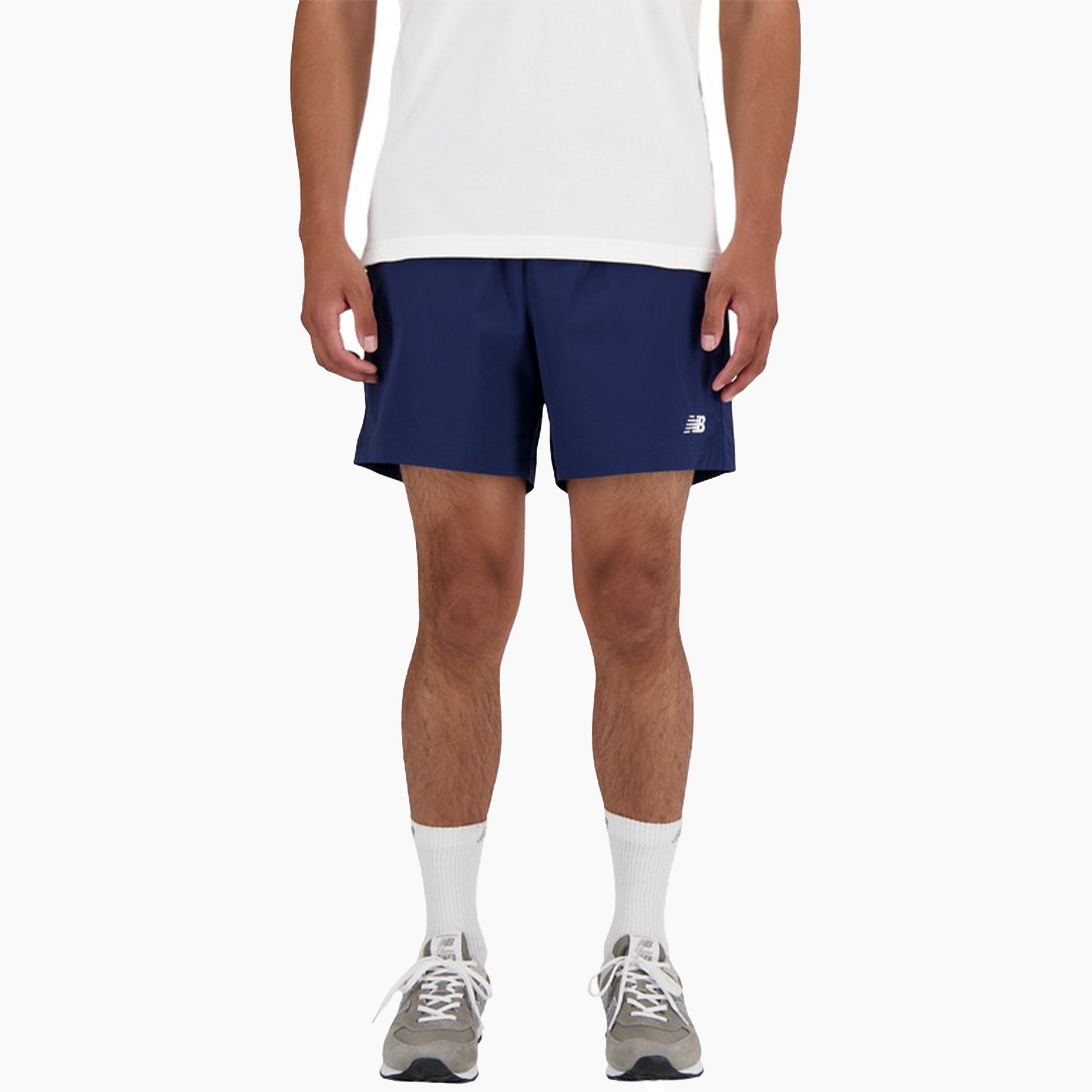 Pantalones Cortos New Balance | Pantalón corto deportivo para hombre de tejido elástico, presenta un ajuste estándar para mayor comodidad. Ajuste estándar diseñado para no ceñirse al cuerpo. Logo bordado.