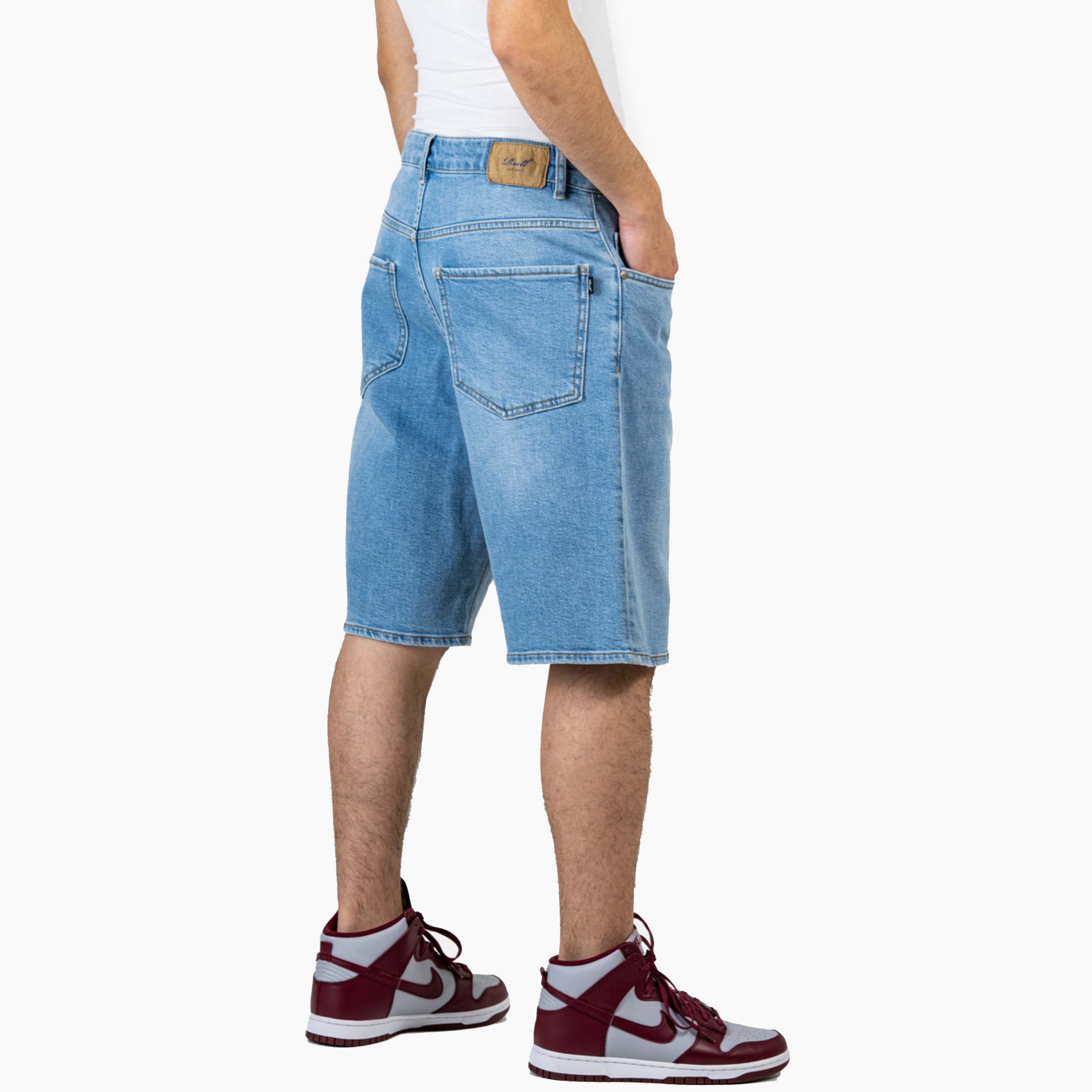 Pantalones Cortos Vaqueros para Hombre | El Solid Short se caracteriza por su corte holgado y ajustado. Este estilo de mezclilla de talle medio se basa en una construcción clásica de 5 bolsillos. Incluye canesú trasero y bolsillos de parche biselados. Ajuste holgado y cónico