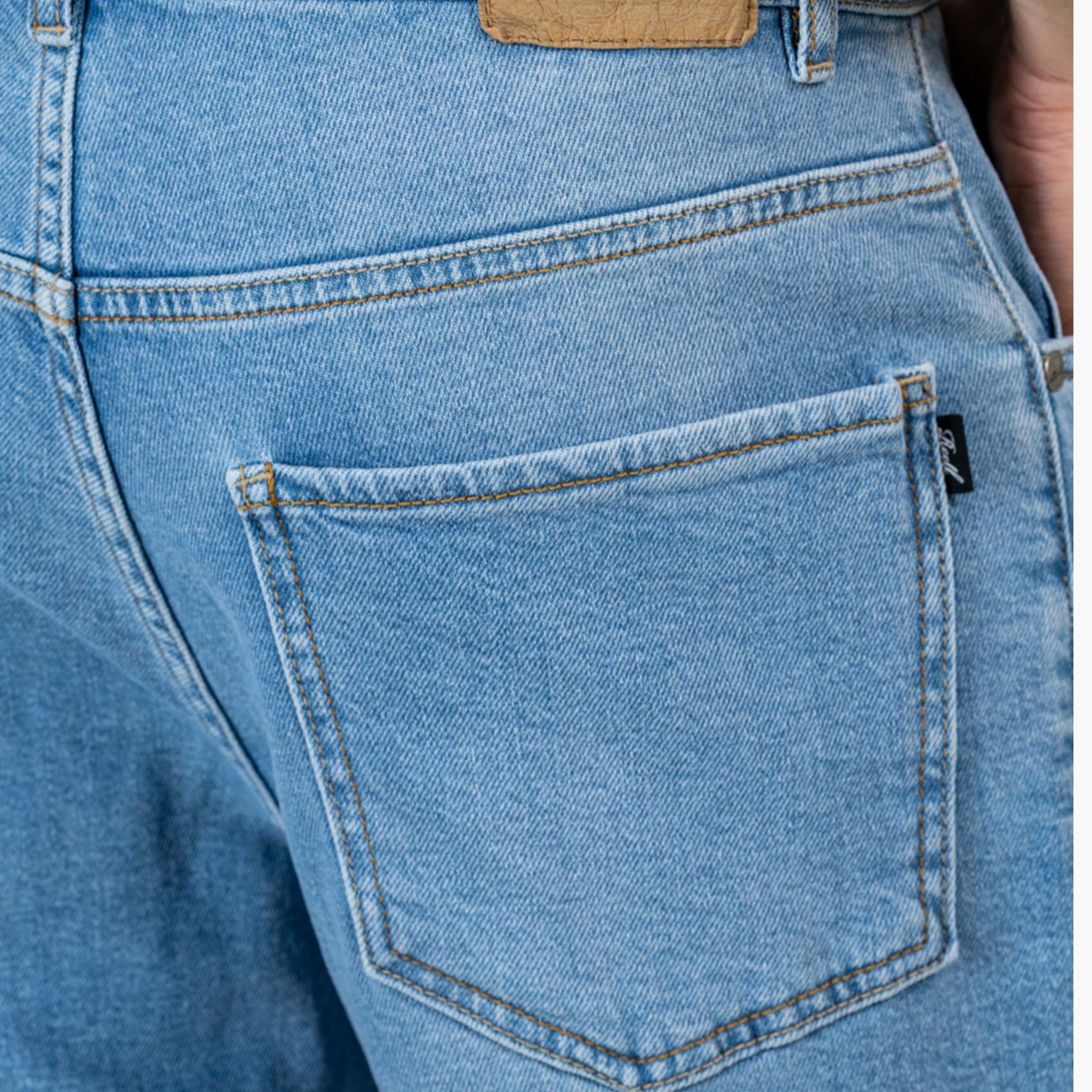 Pantalones Cortos Vaqueros para Hombre | El Solid Short se caracteriza por su corte holgado y ajustado. Este estilo de mezclilla de talle medio se basa en una construcción clásica de 5 bolsillos. Incluye canesú trasero y bolsillos de parche biselados. Ajuste holgado y cónico