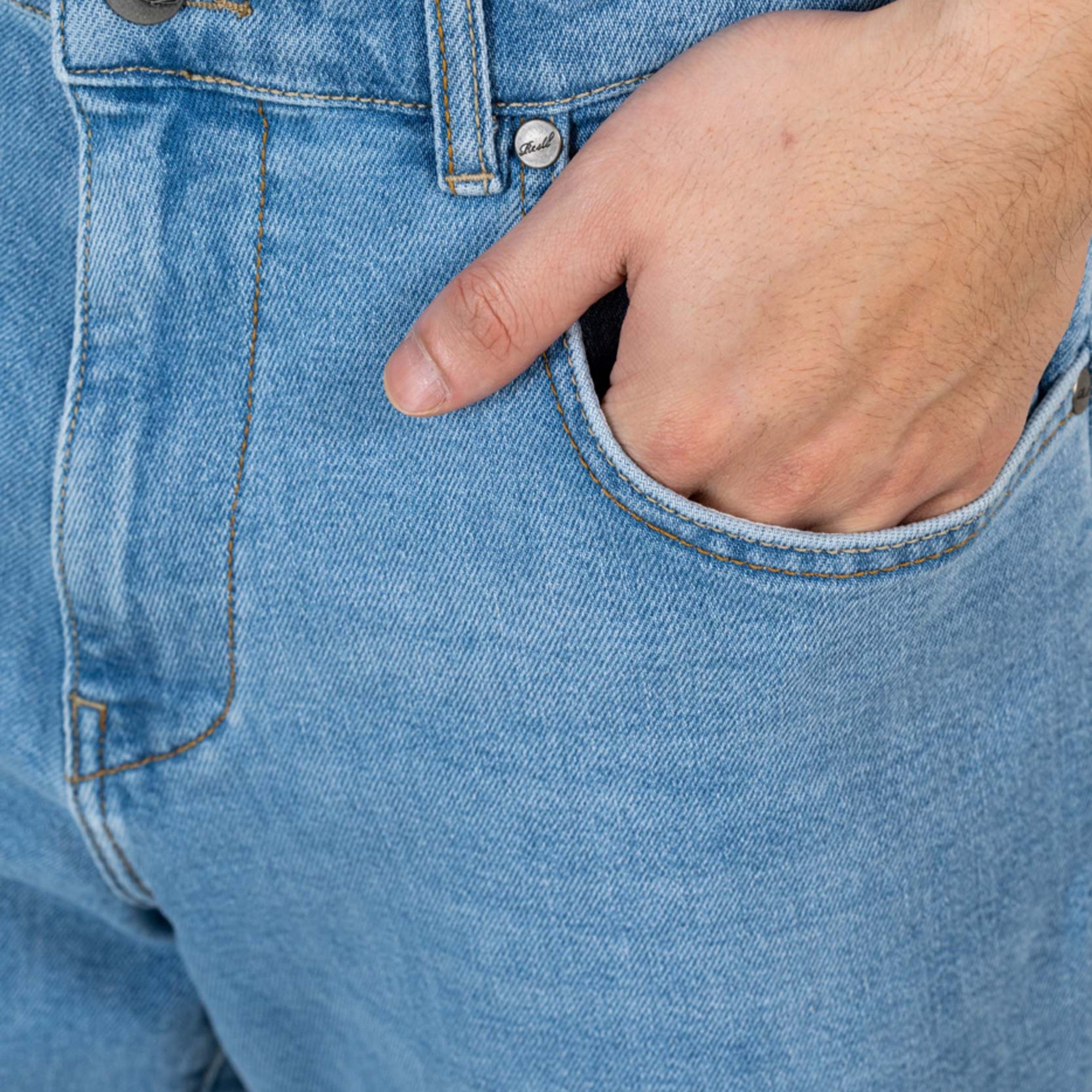 Pantalones Cortos Vaqueros para Hombre | El Solid Short se caracteriza por su corte holgado y ajustado. Este estilo de mezclilla de talle medio se basa en una construcción clásica de 5 bolsillos. Incluye canesú trasero y bolsillos de parche biselados. Ajuste holgado y cónico