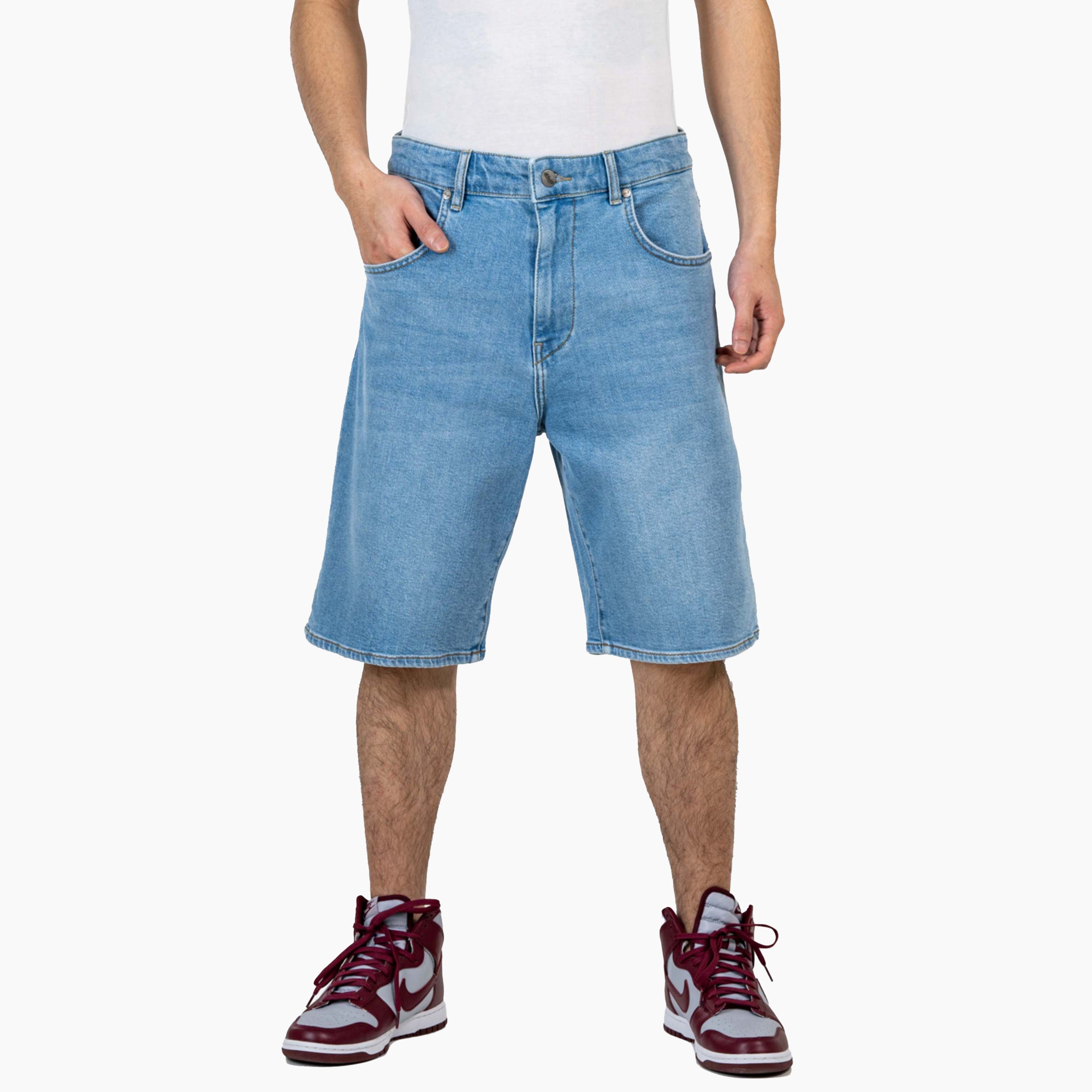 Pantalones Cortos Vaqueros para Hombre | El Solid Short se caracteriza por su corte holgado y ajustado. Este estilo de mezclilla de talle medio se basa en una construcción clásica de 5 bolsillos. Incluye canesú trasero y bolsillos de parche biselados. Ajuste holgado y cónico