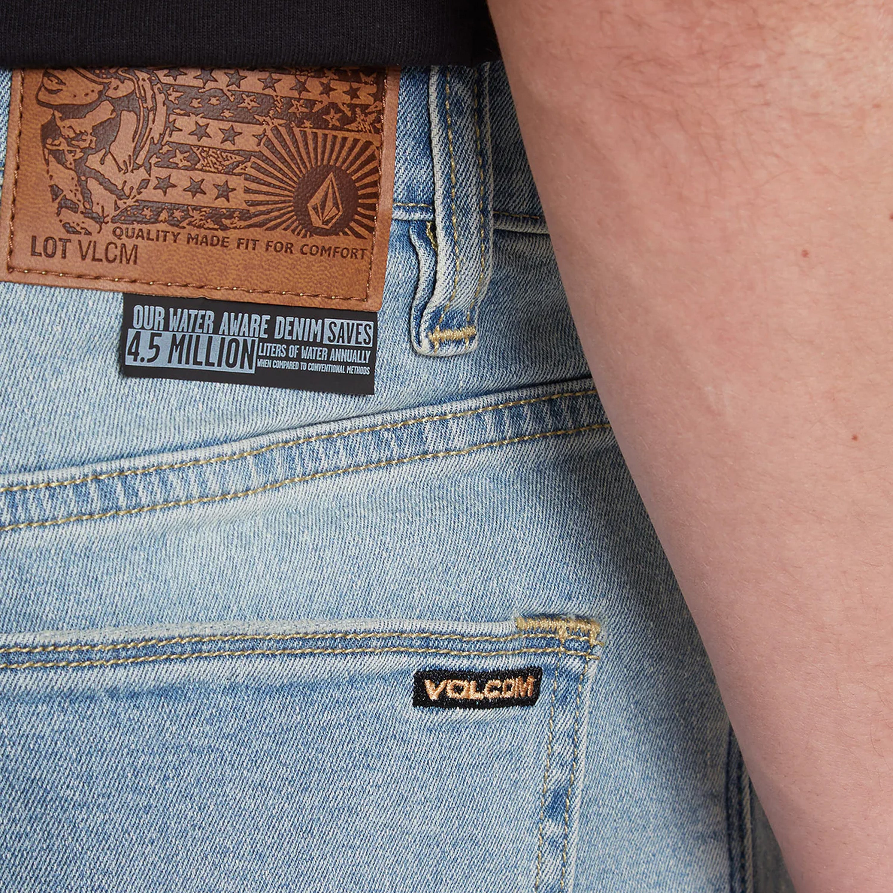 Vaqueros Cortos | Pantalones Volcom | Pantalones Cortos | Pantalón corto vaquero para hombre fabricado en mezclilla de algodón y elastano. Presenta un ajuste moderno con talle regular. Diseño de 4 bolsillos delanteros y trasero, además de desgaste ligero en las aberturas de los bolsillos con un ligero tinte sucio. Incluye detalles de Jean de la marca Volcom.