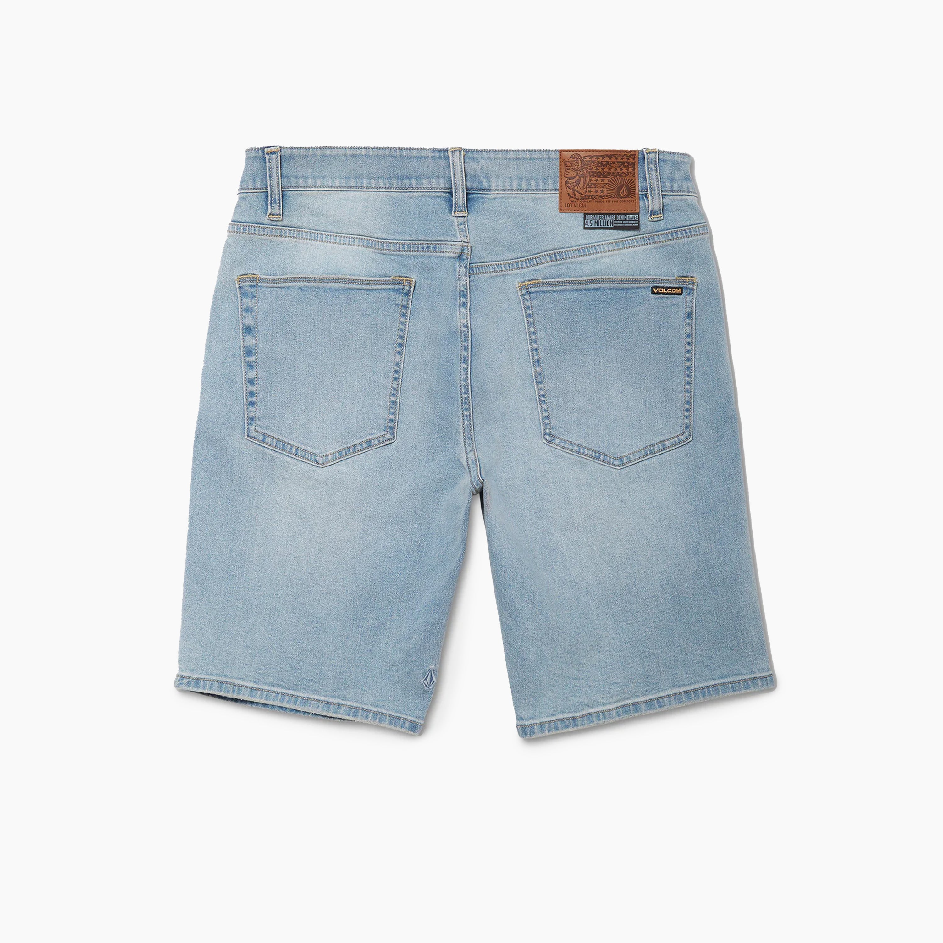 Vaqueros Cortos | Pantalones Volcom | Pantalones Cortos | Pantalón corto vaquero para hombre fabricado en mezclilla de algodón y elastano. Presenta un ajuste moderno con talle regular. Diseño de 4 bolsillos delanteros y trasero, además de desgaste ligero en las aberturas de los bolsillos con un ligero tinte sucio. Incluye detalles de Jean de la marca Volcom.