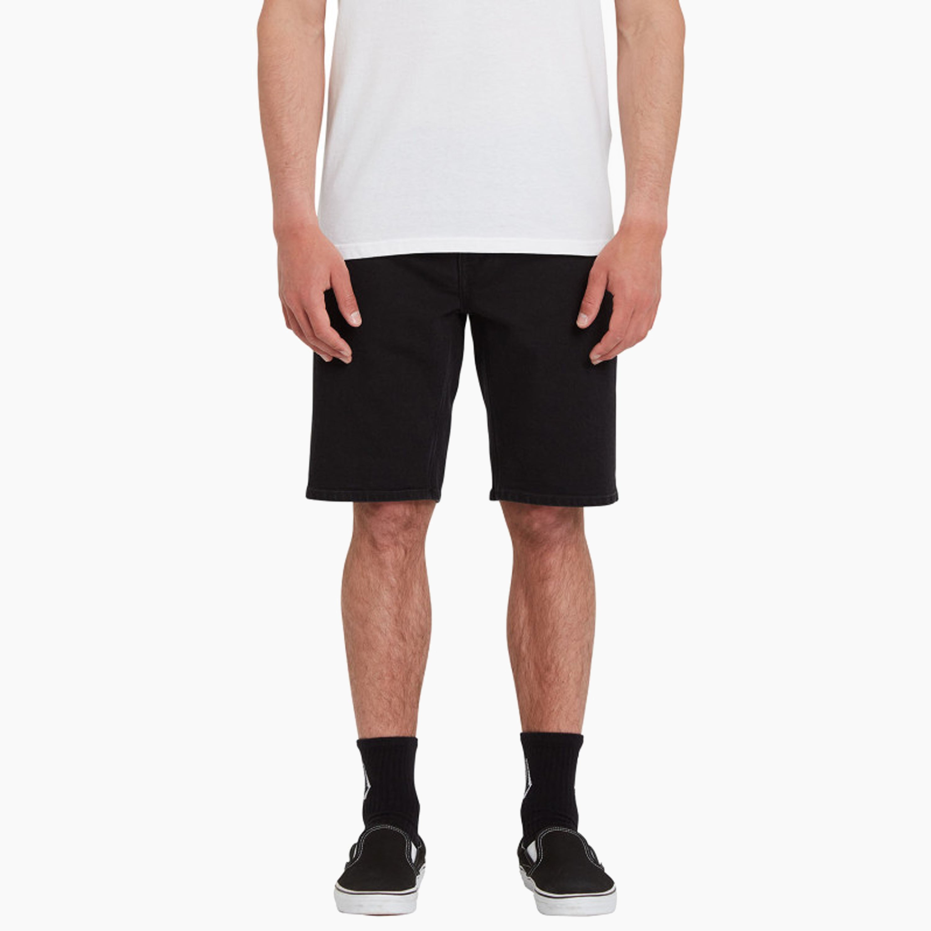 Vaqueros Cortos | Pantalones Cortos | Pantalón corto vaquero para hombre fabricado en mezclilla de algodón y elastano. Presenta un ajuste moderno con talle regular. Diseño de 4 bolsillos delanteros y trasero, además de desgaste ligero en las aberturas de los bolsillos con un ligero tinte sucio. Incluye detalles de Jean de la marca Volcom.