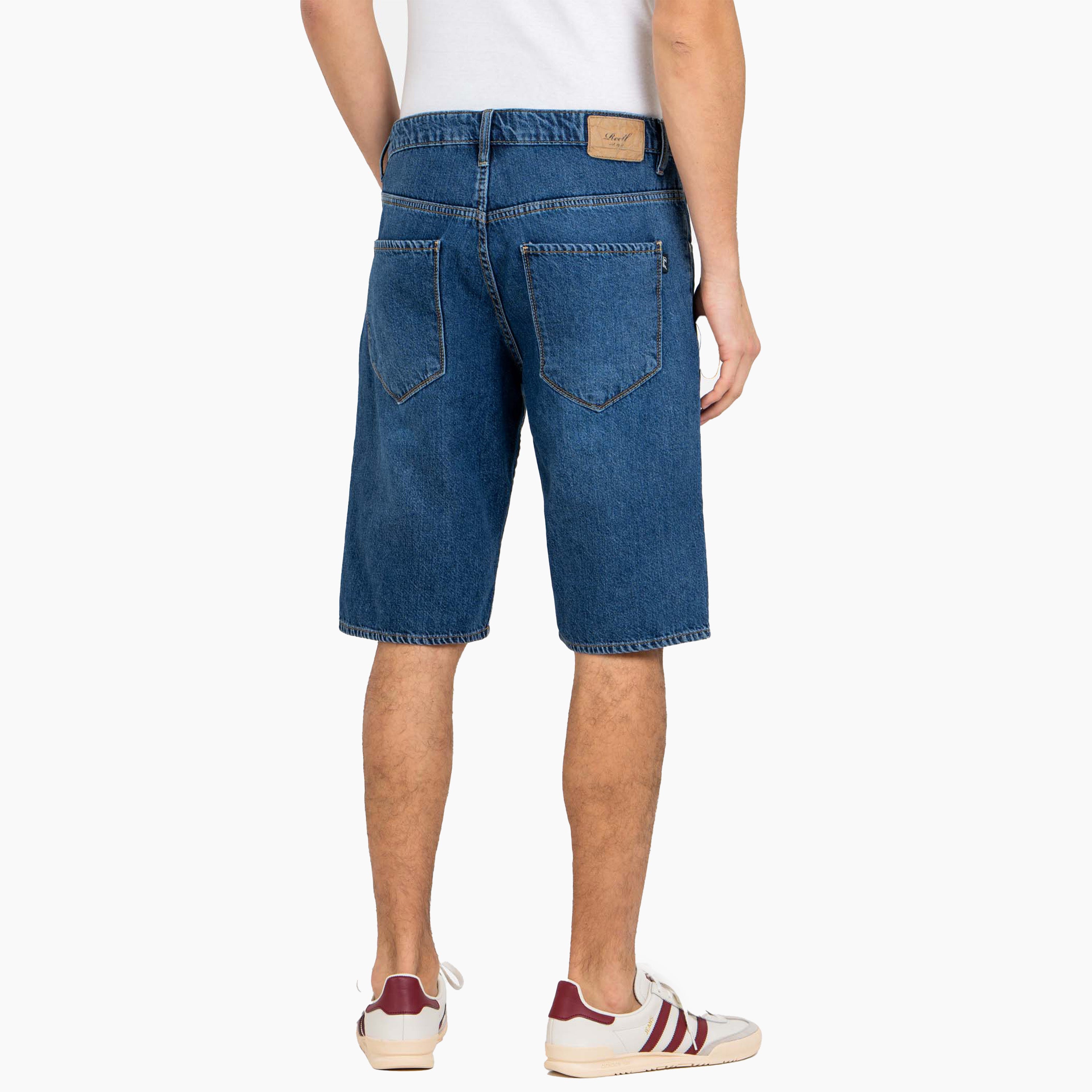 Pantalones Cortos Vaqueros para Hombre | Pantalones Cortos | Shorts Hombre Vaqueros | Reell Shorts | Reell Jeans | El Rafter Short 2 es la versión más fresca del vaquero original para el verano. Fieles a su forma, los detalles limpios realzan el estilo favorito. Fabricado para conseguir una mayor comodidad y durabilidad. Subida Regular, Corte Recto.