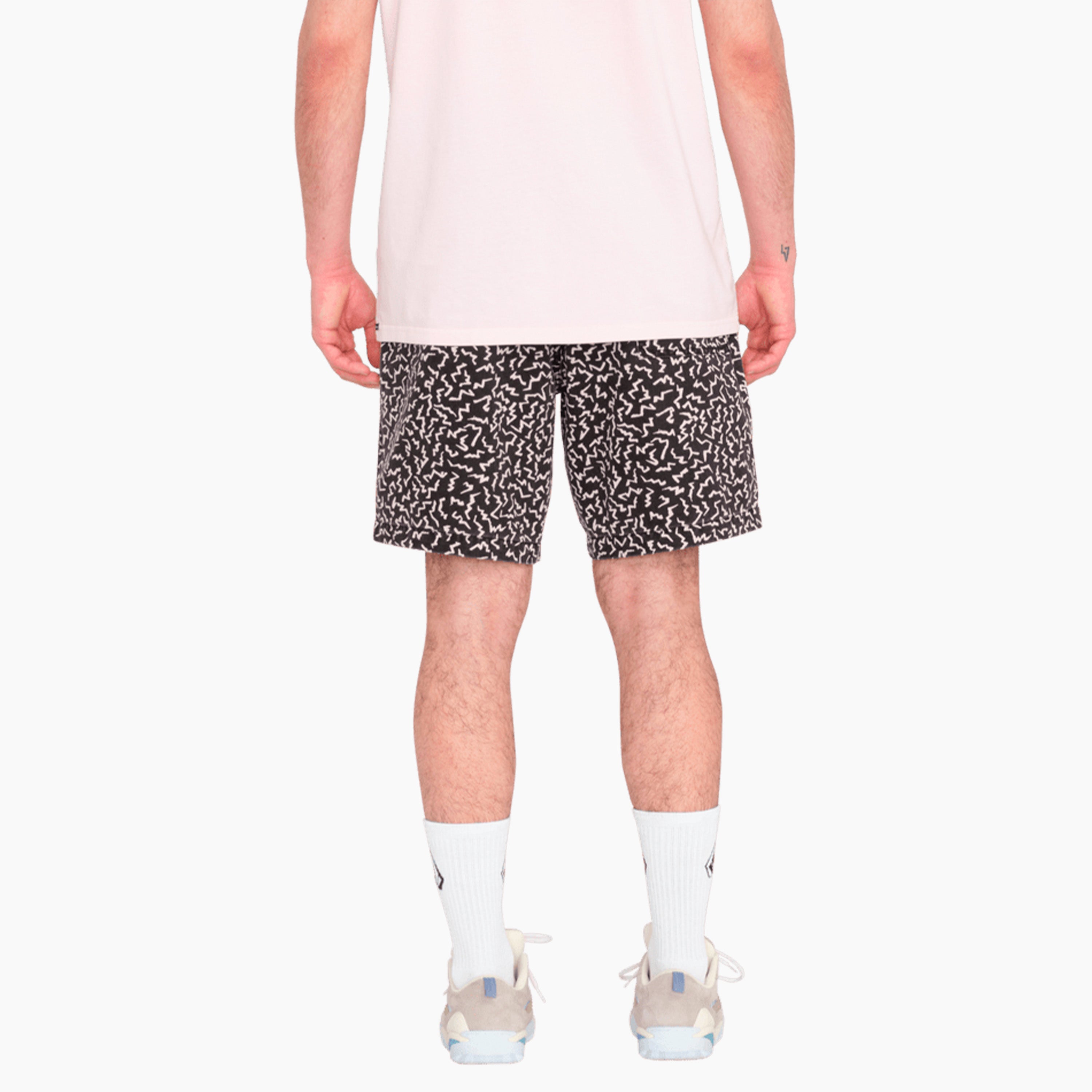 Pantalones Cortos para Hombre | Pantalones Volcom | Pantalón corto con cintura elástica para hombre. Presenta una costura externa de 46cm para una talla M. Corte recto y estampado integral además de bolsillos delanteros y un corte trasero asimétrico.