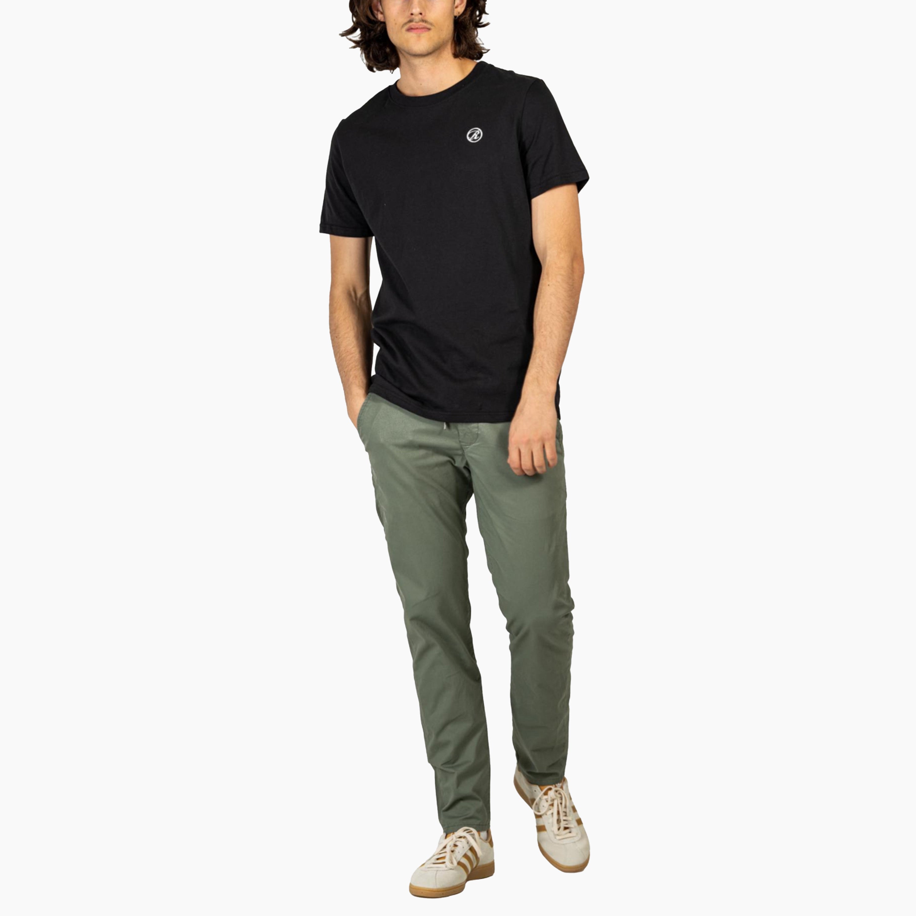 Pantalones Largos para Hombre | Pantalones Hombre estilo Chino | Fabricado en sarga flexible ligera de mezcla de algodón, el Reflex Easy LW ofrece un ajuste cónico con una cintura elástica con cordón para mayor comodidad. Este estilo veraniego te aporta un aire relajado incluso en los viajes de negocios más exigentes.