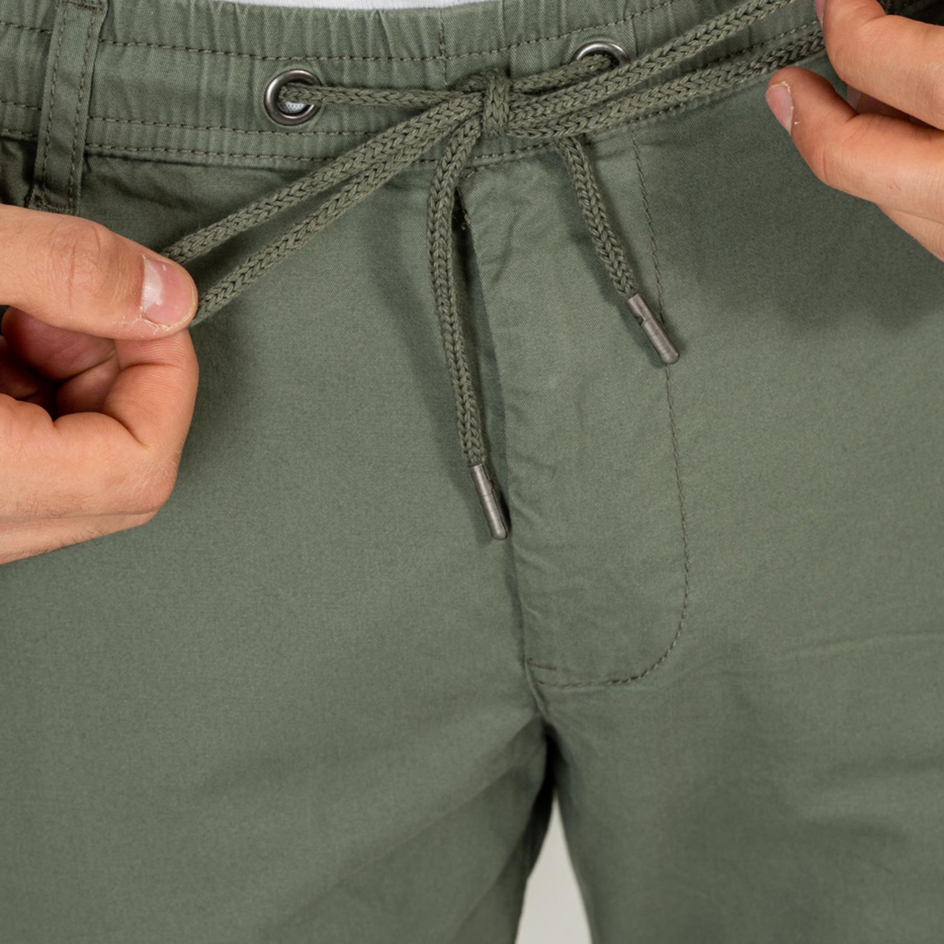 Pantalones Largos para Hombre | Pantalones Hombre estilo Chino | Fabricado en sarga flexible ligera de mezcla de algodón, el Reflex Easy LW ofrece un ajuste cónico con una cintura elástica con cordón para mayor comodidad. Este estilo veraniego te aporta un aire relajado incluso en los viajes de negocios más exigentes.
