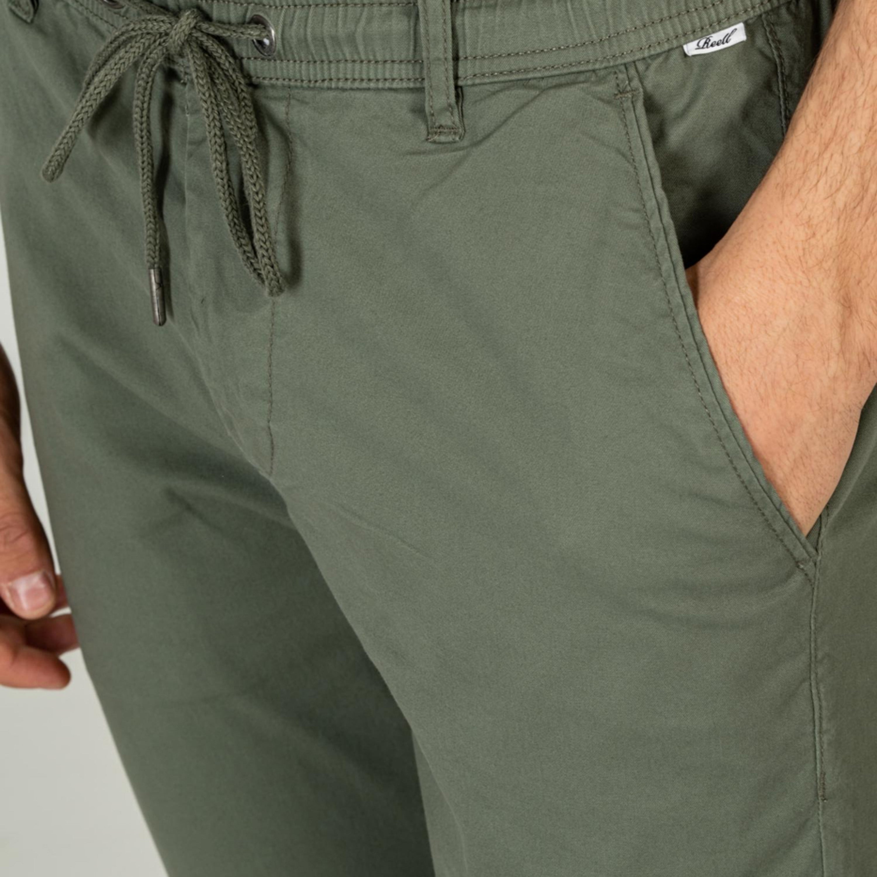 Pantalones Largos para Hombre | Pantalones Hombre estilo Chino | Fabricado en sarga flexible ligera de mezcla de algodón, el Reflex Easy LW ofrece un ajuste cónico con una cintura elástica con cordón para mayor comodidad. Este estilo veraniego te aporta un aire relajado incluso en los viajes de negocios más exigentes.
