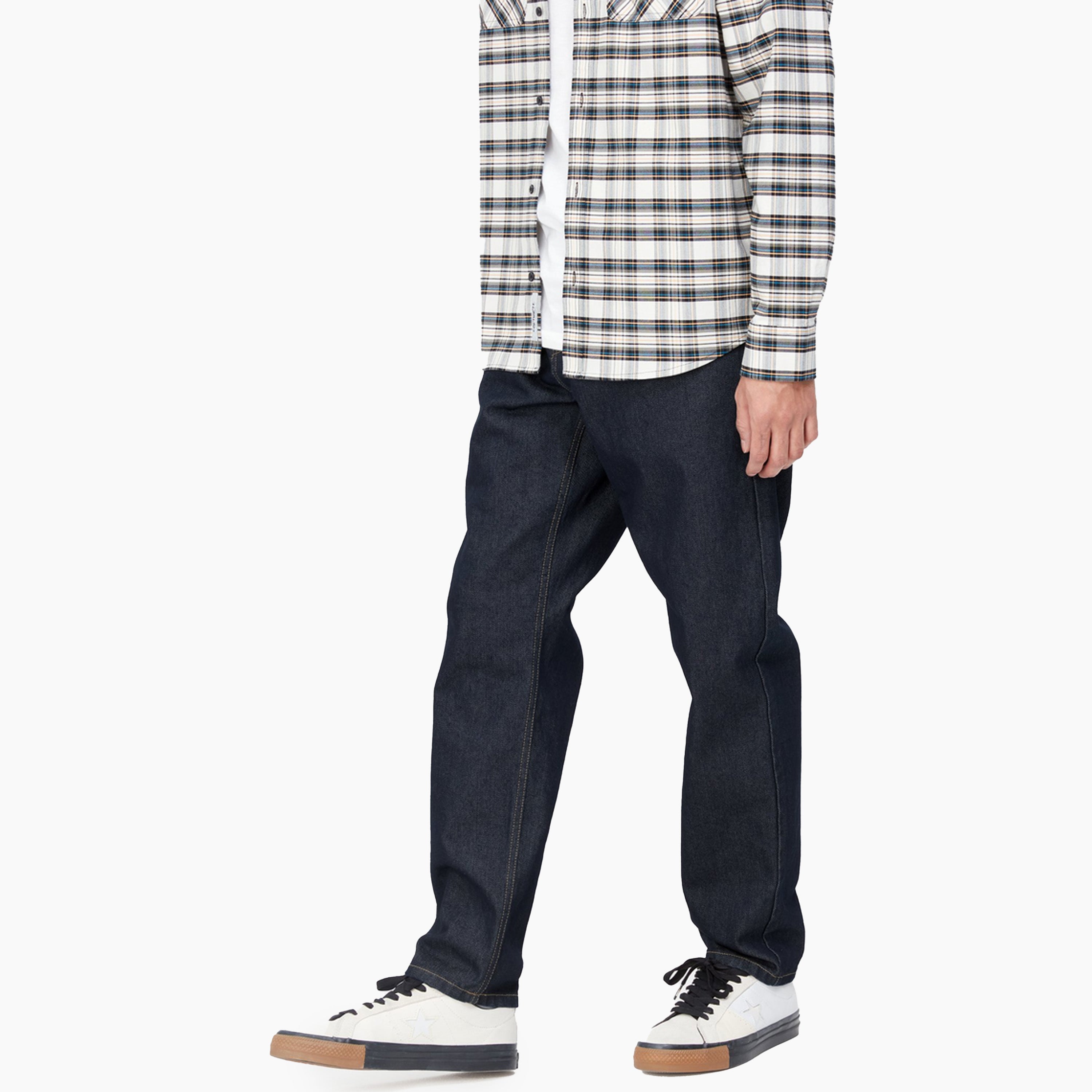 El clásico Carhartt WIP Newel Pant se reinventa mejorando sus materiales cómo el denim 'Maitland' 100 % algodón orgánico con el que ha sido fabricado además presenta un corte ajustado relajado contemporáneo siendo lavado previamente para conseguir un aspecto desgastado incluyendo detalles cómo la etiqueta Carhartt WIP bordada en el trasero derecho | Envíos en 24hs | Pago Seguro | Sabas Shop | Pantalones Carhartt