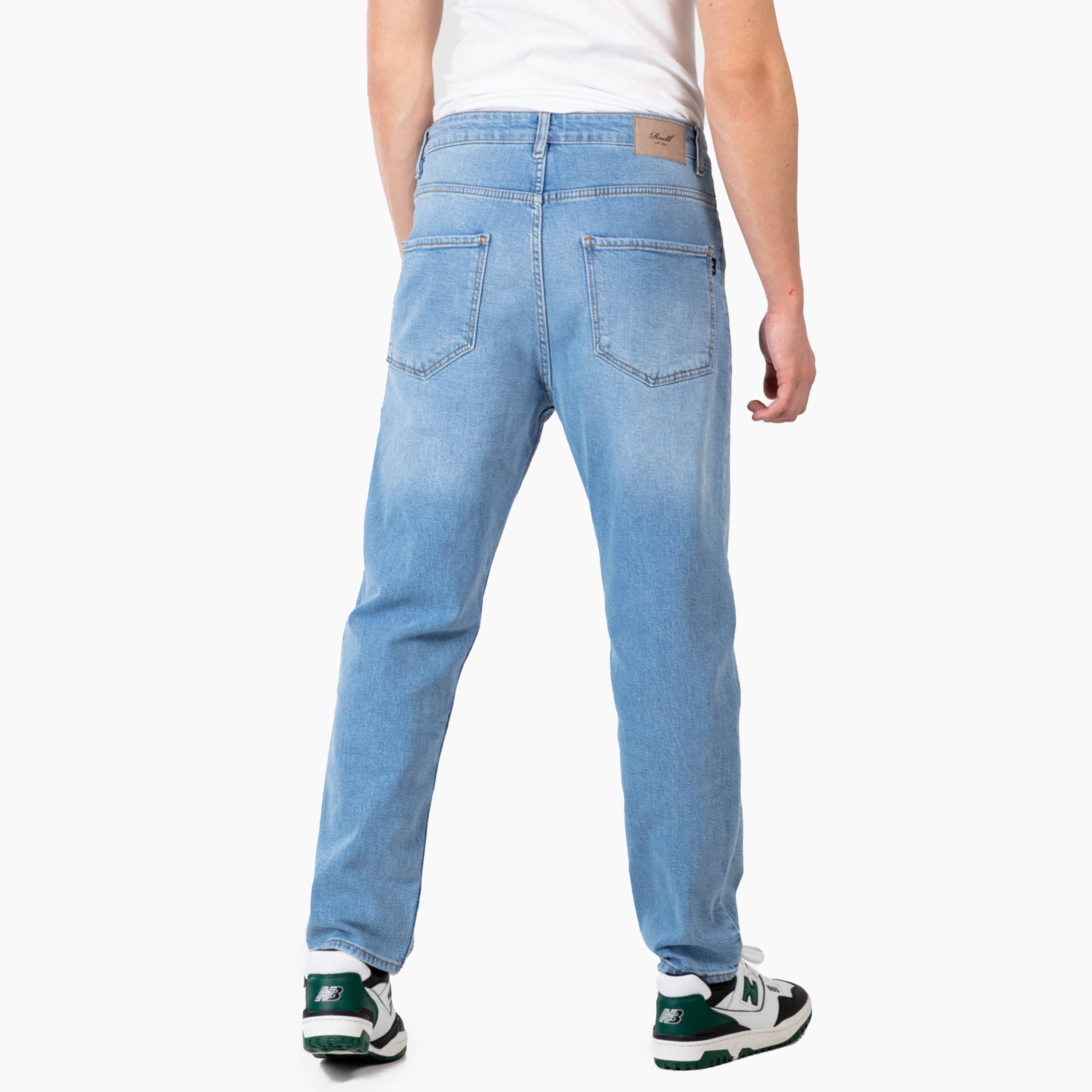 Disfruta del pantalón vaquero para Hombre que te mereces, fabricado con denim de primera calidad contrastado con su corte cónico regular además inspirado en los diseños de los 90 este vaqueros para hombre es lo que necesitas | Compra Ahora y Recibe en 24hs |