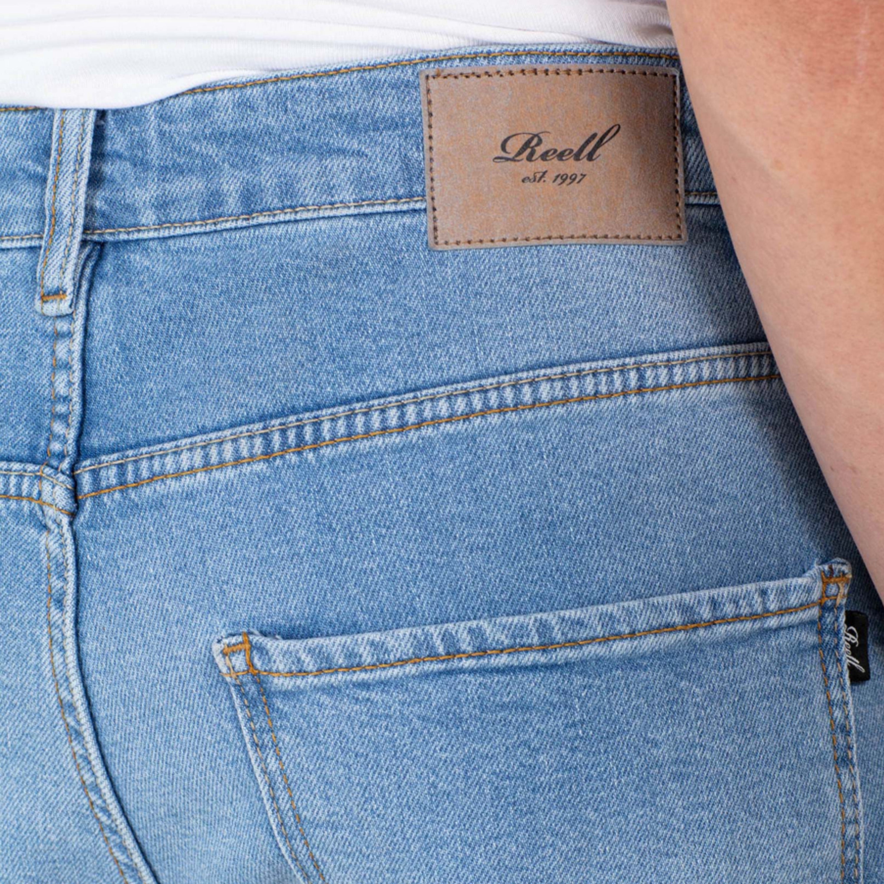 Disfruta del pantalón vaquero para Hombre que te mereces, fabricado con denim de primera calidad contrastado con su corte cónico regular además inspirado en los diseños de los 90 este vaqueros para hombre es lo que necesitas | Compra Ahora y Recibe en 24hs |