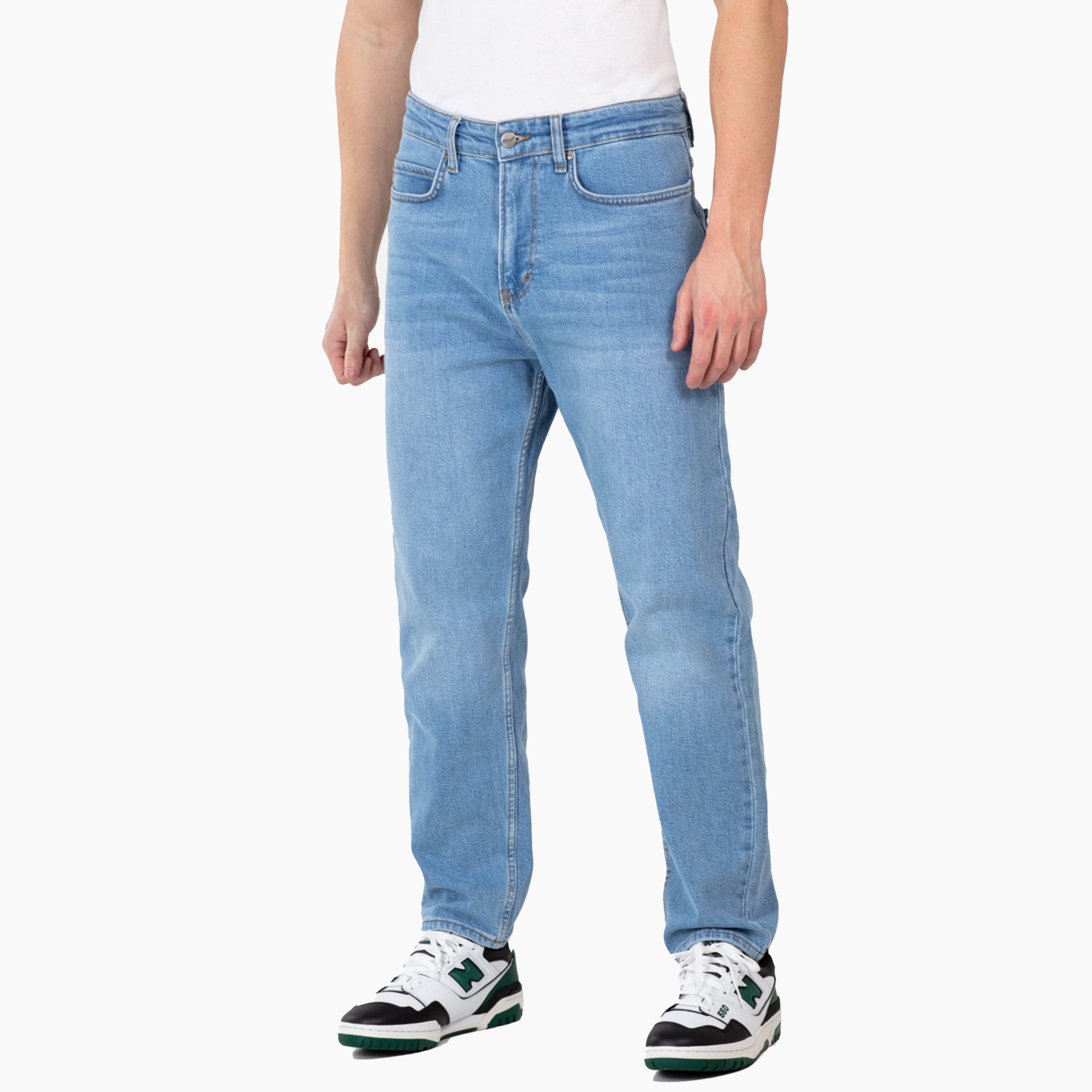 Disfruta del pantalón vaquero para Hombre que te mereces, fabricado con denim de primera calidad contrastado con su corte cónico regular además inspirado en los diseños de los 90 este vaqueros para hombre es lo que necesitas | Compra Ahora y Recibe en 24hs |