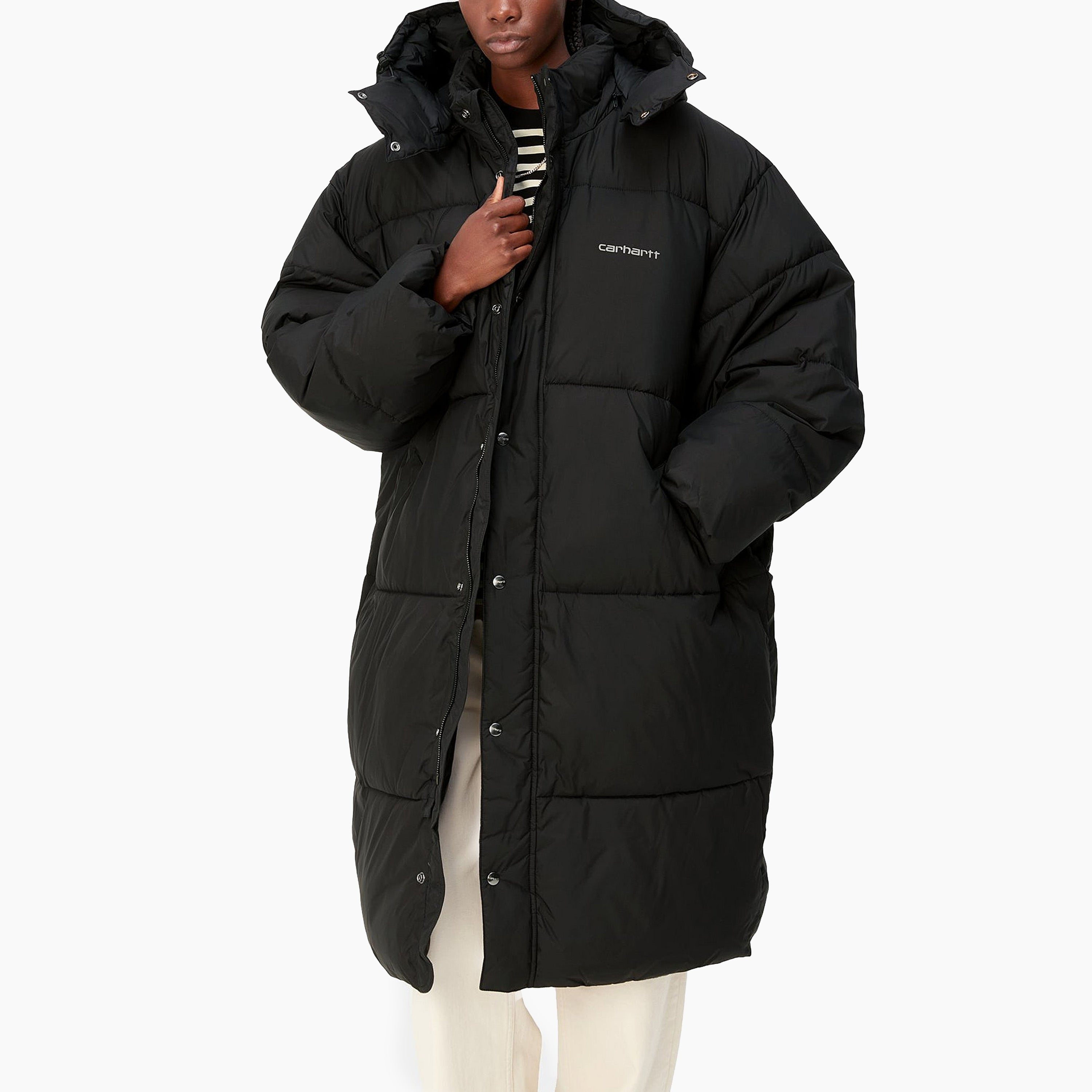 Parka Carhartt | Parka para Mujer Negra | Parka para Hombre Negra | Parka para mujer fabricada en tafetán de poliéster reciclado y ligero. Incluye tecnología repelente al agua. Acolchada con pulmón artificial para que sea más cálida. Estampado con texto 'Carhartt' para rematar el diseño.