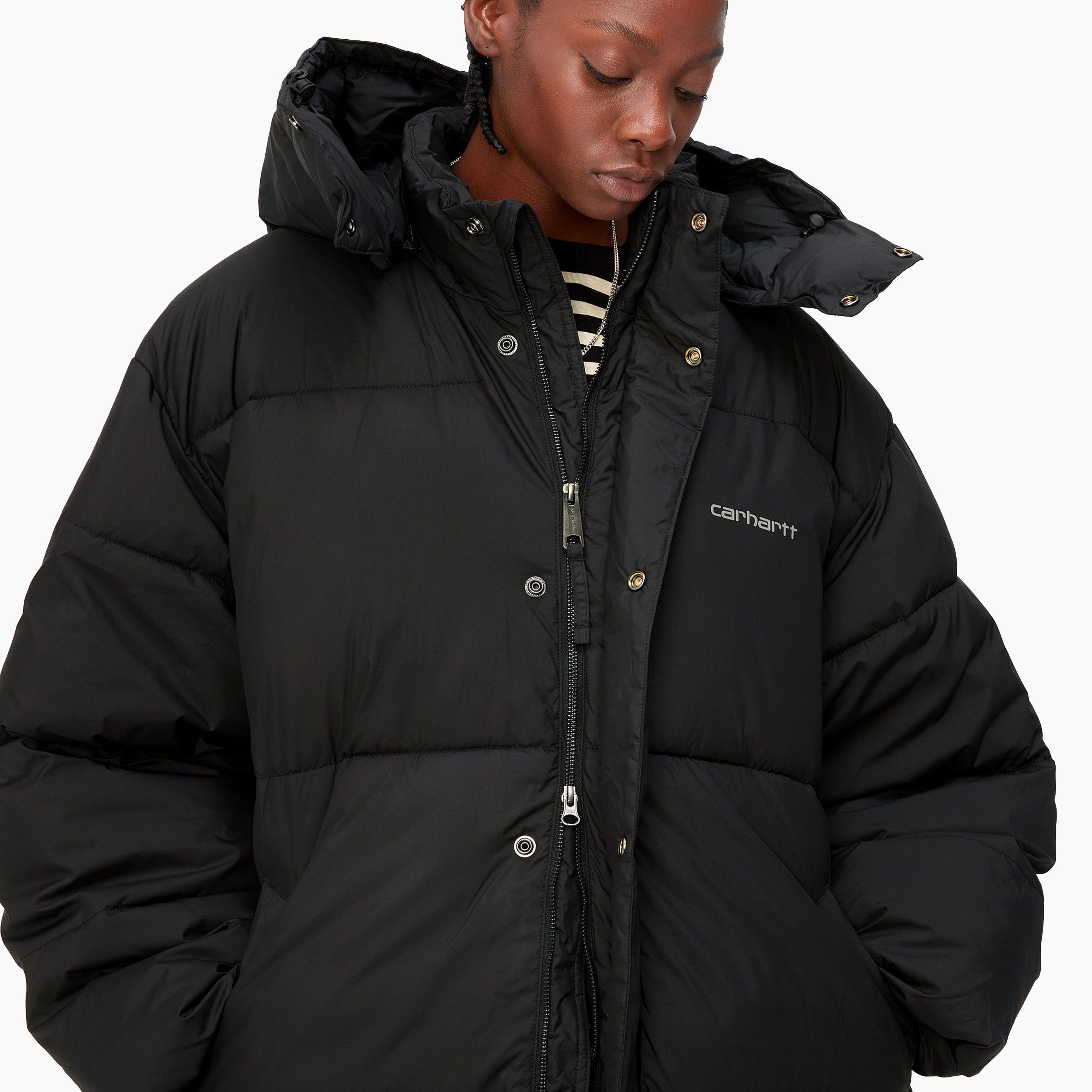 Parka Carhartt | Parka para Mujer Negra | Parka para Hombre Negra | Parka para mujer fabricada en tafetán de poliéster reciclado y ligero. Incluye tecnología repelente al agua. Acolchada con pulmón artificial para que sea más cálida. Estampado con texto 'Carhartt' para rematar el diseño.