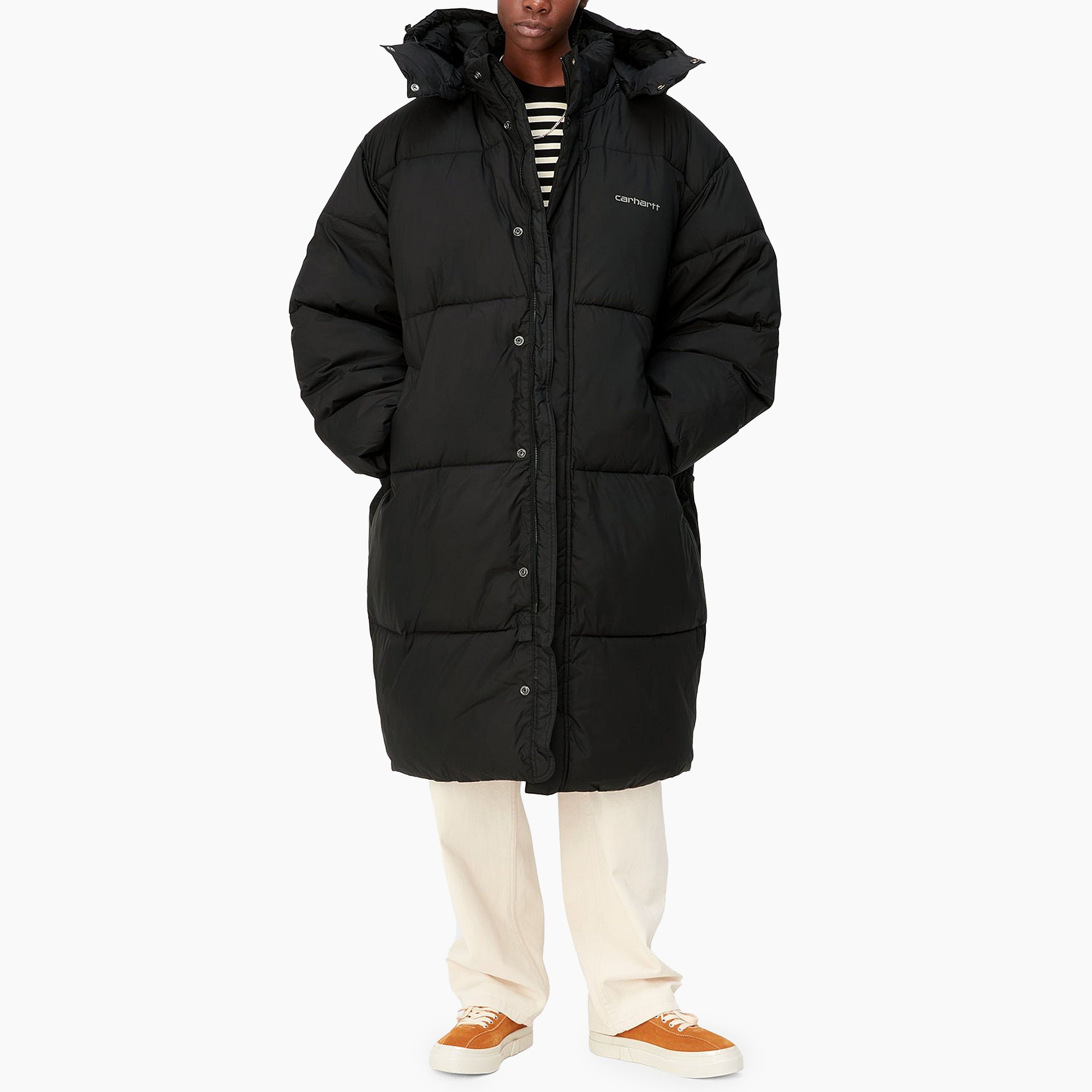 Parka Carhartt | Parka para Mujer Negra | Parka para Hombre Negra | Parka para mujer fabricada en tafetán de poliéster reciclado y ligero. Incluye tecnología repelente al agua. Acolchada con pulmón artificial para que sea más cálida. Estampado con texto 'Carhartt' para rematar el diseño.