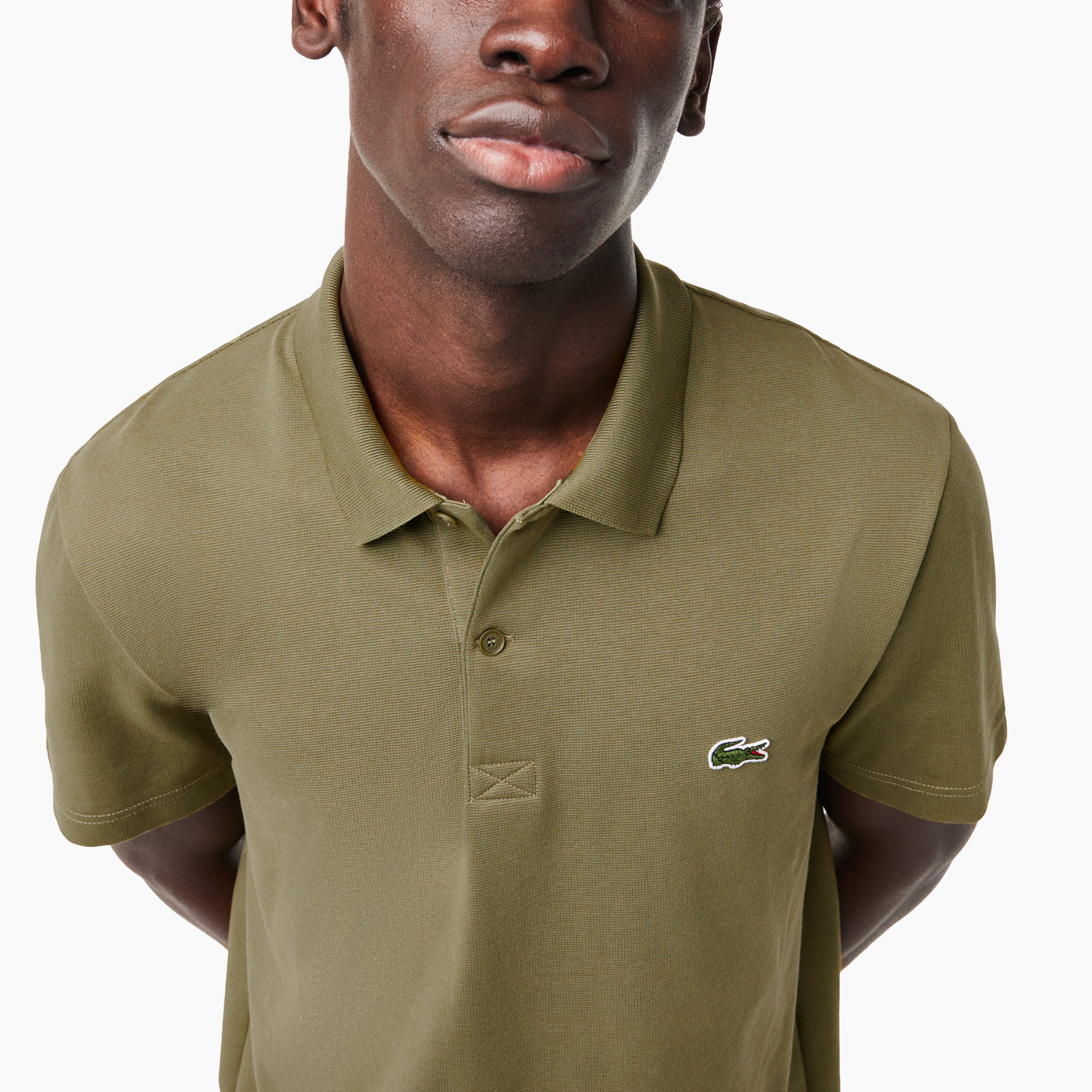 Polo Lacoste para Hombre | Apuesta por un look impecable con este emblemático polo. Promete una sensación de ligereza dondequiera que vayas. Estilo y comodidad en todo momento.