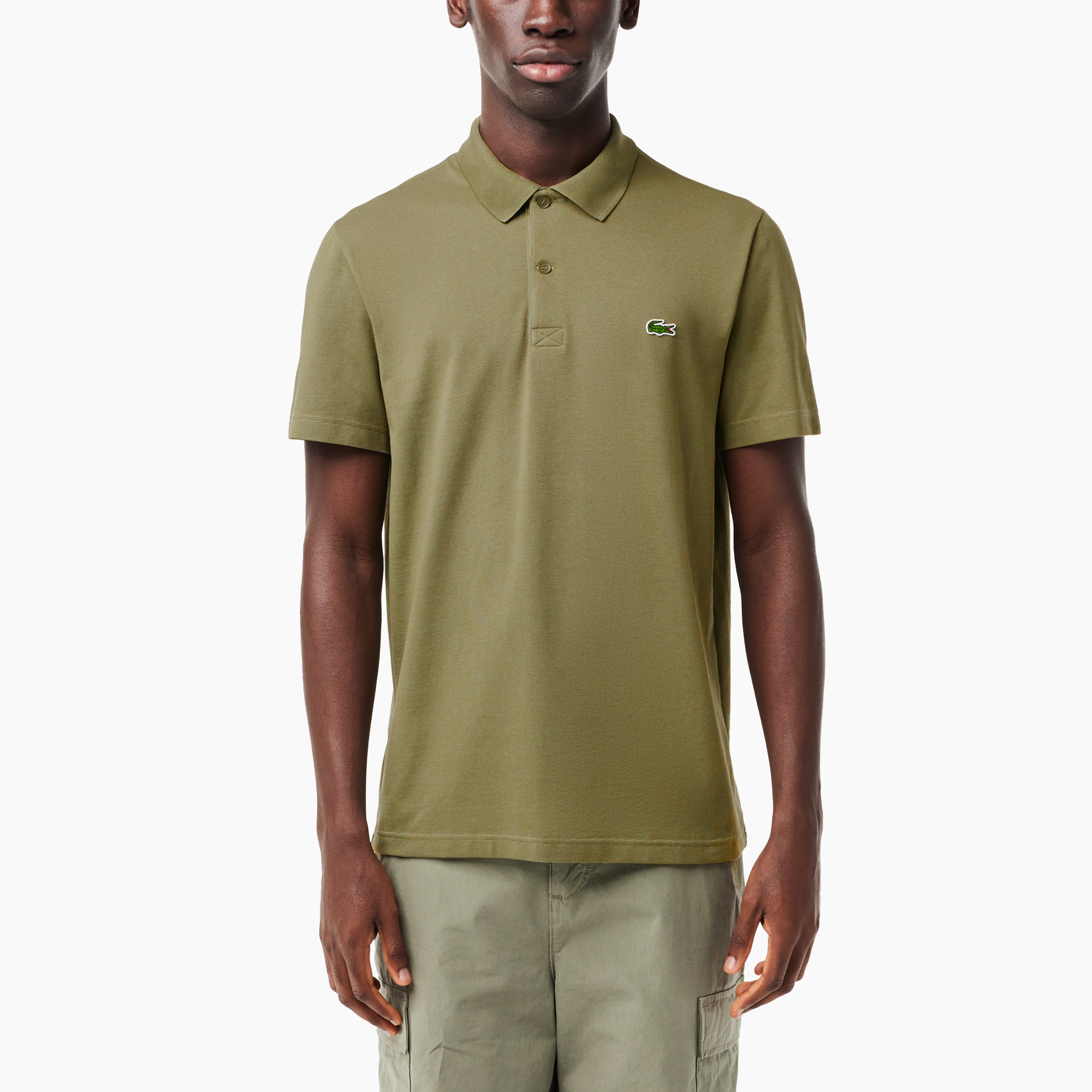 Polo Lacoste para Hombre | Apuesta por un look impecable con este emblemático polo. Promete una sensación de ligereza dondequiera que vayas. Estilo y comodidad en todo momento.