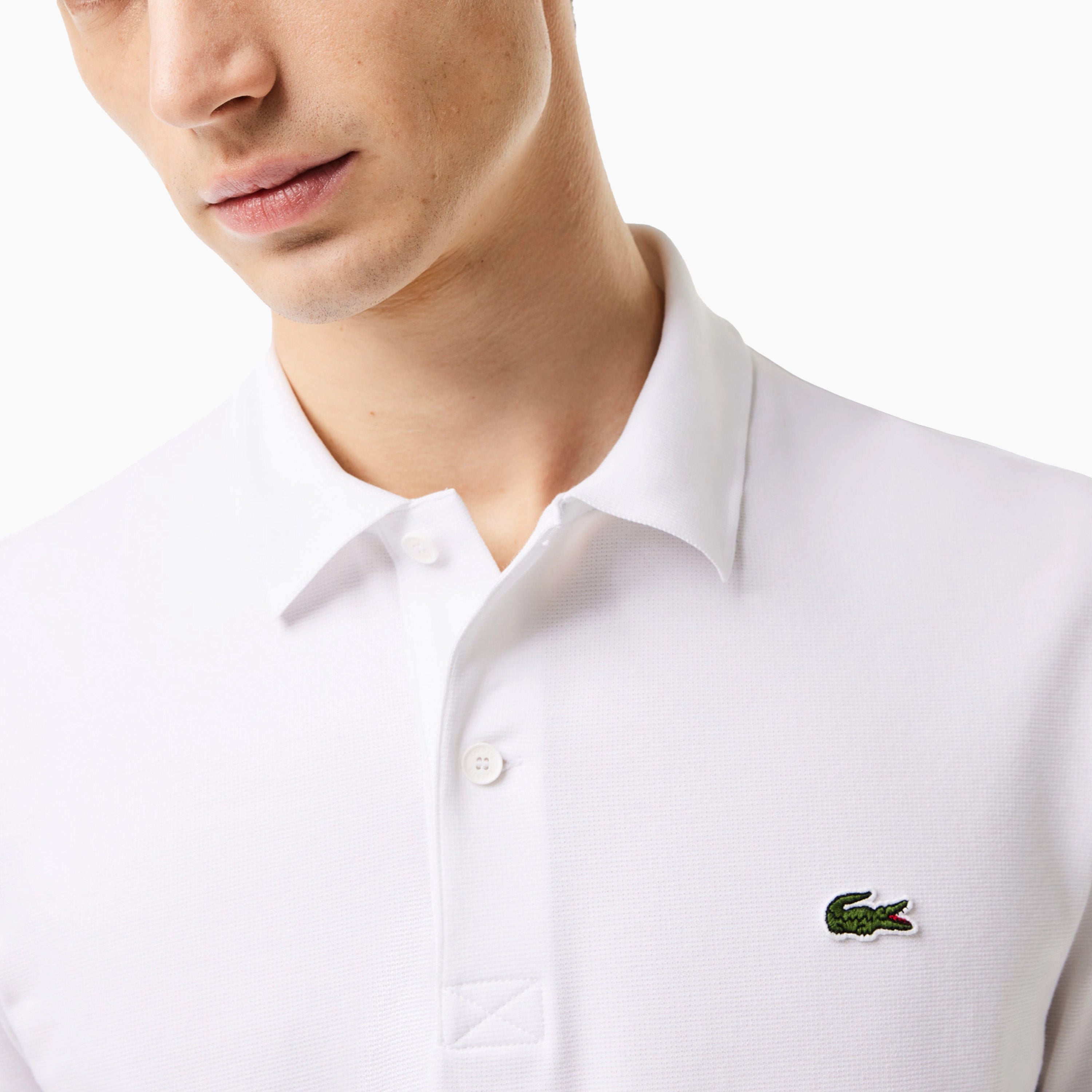 Polo Lacoste Hombre | Apuesta por un look impecable con este emblemático polo. Promete una sensación de ligereza dondequiera que vayas. Estilo y comodidad en todo momento.