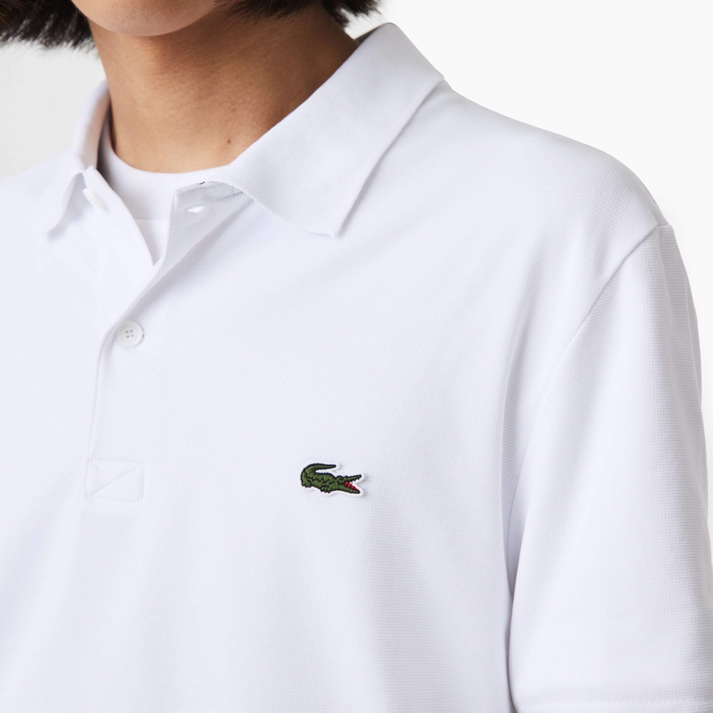 Polo Lacoste Hombre | Apuesta por un look impecable con este emblemático polo. Promete una sensación de ligereza dondequiera que vayas. Estilo y comodidad en todo momento.