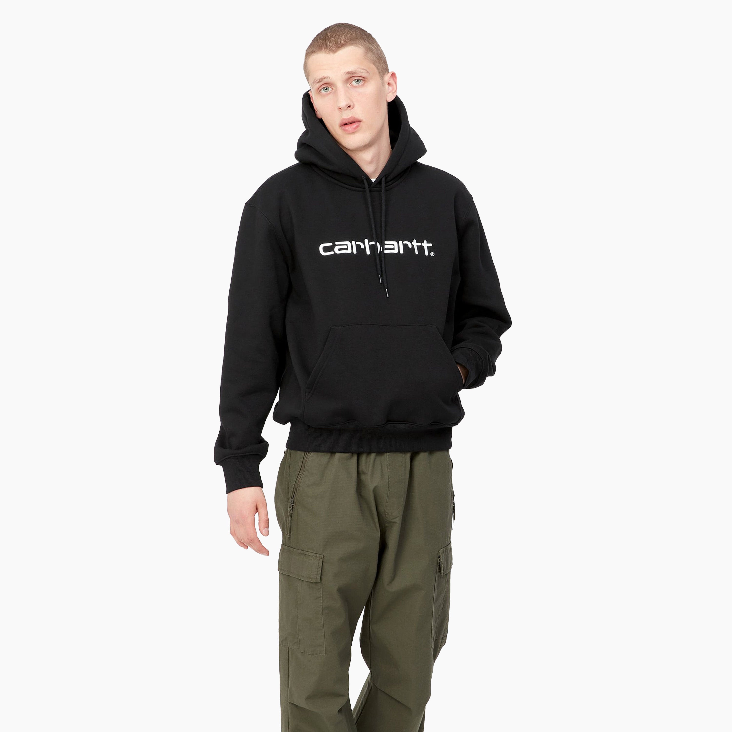 Sudadera Carhartt | Sudadera Carhartt Hombre | Sudadera Carhartt Negra | La sudadera con capucha Carhartt está confeccionada con un ajuste holgado con un jersey de polialgodón cepillado pesado, lo que significa que tiene un reverso suave similar al de un vellón. También cuenta con un bolsillo canguro, así como dobladillo y puños de canalé. Aparece un logotipo Script bordado en el pecho.