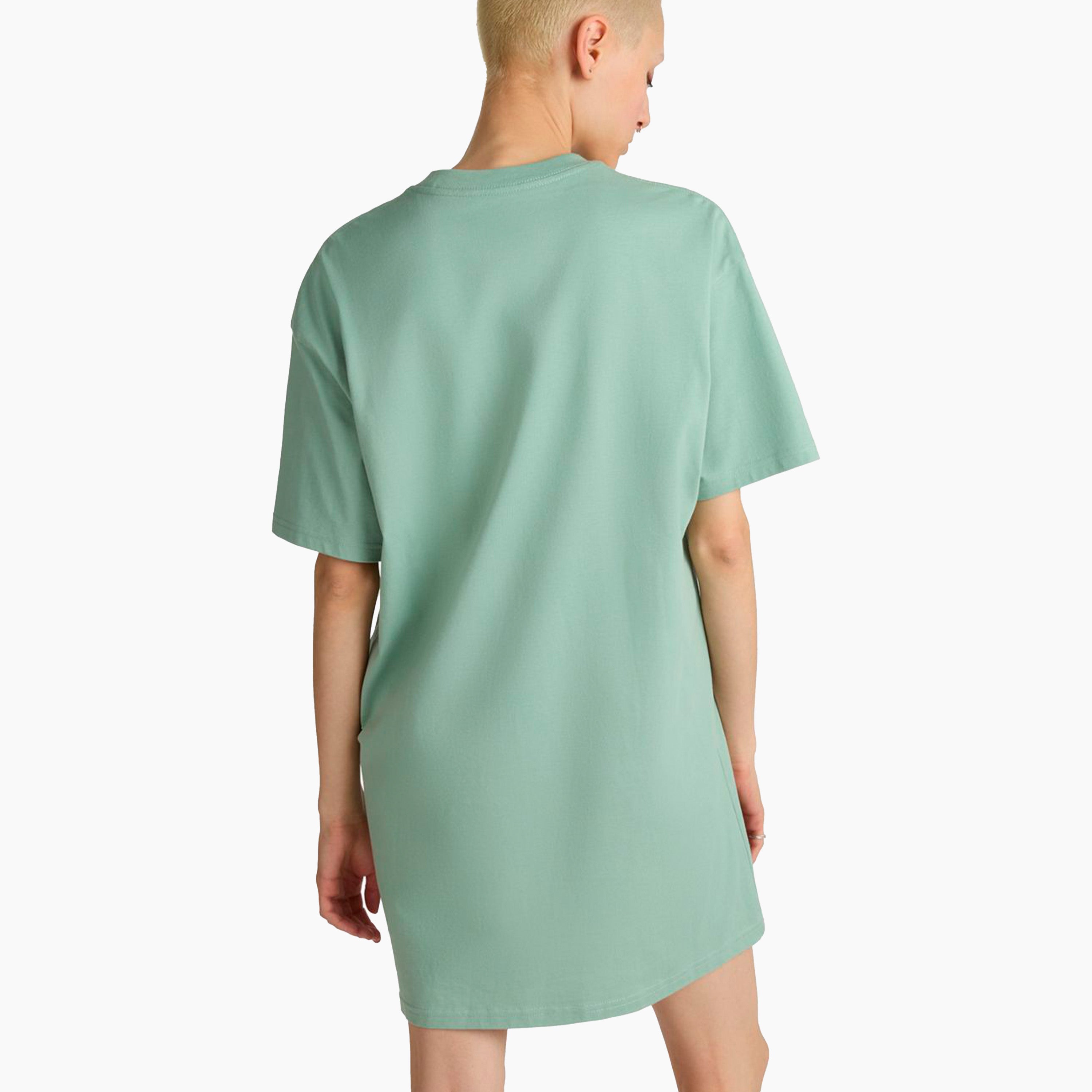 Vestidos Vans | Camiseta Vestido de Vans | El center vee es un vestido de manga corta, con corte de líneas masculinas y diseño a modo de camiseta confeccionada en algodón al 100% y decorada con un logotipo bordado en la parte delantera.