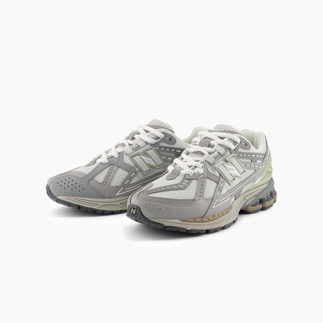 New Balance 1906r para Hombre | New Balance 1906r Grises | Sneakers Hombre | Sneakers de running diseñadas con características que aportan la máxima comodidad y una tecnología premium para mantener el ritmo de tu activo estilo de vida.